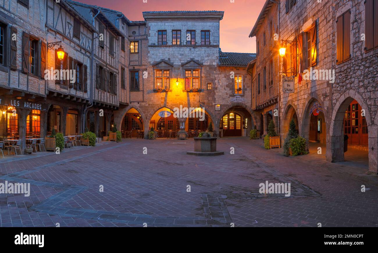 Francia, Tarn, Castelnau de Montmiral, vista notturna della Place des Arcades Foto Stock