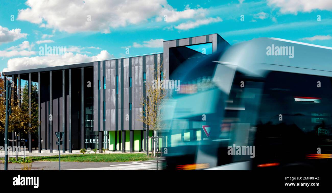 Francia, Pirenei Atlantici, Bearn, Pau, Allees Catherine de Bourbon, autobus in movimento di fronte a un edificio contemporaneo Foto Stock