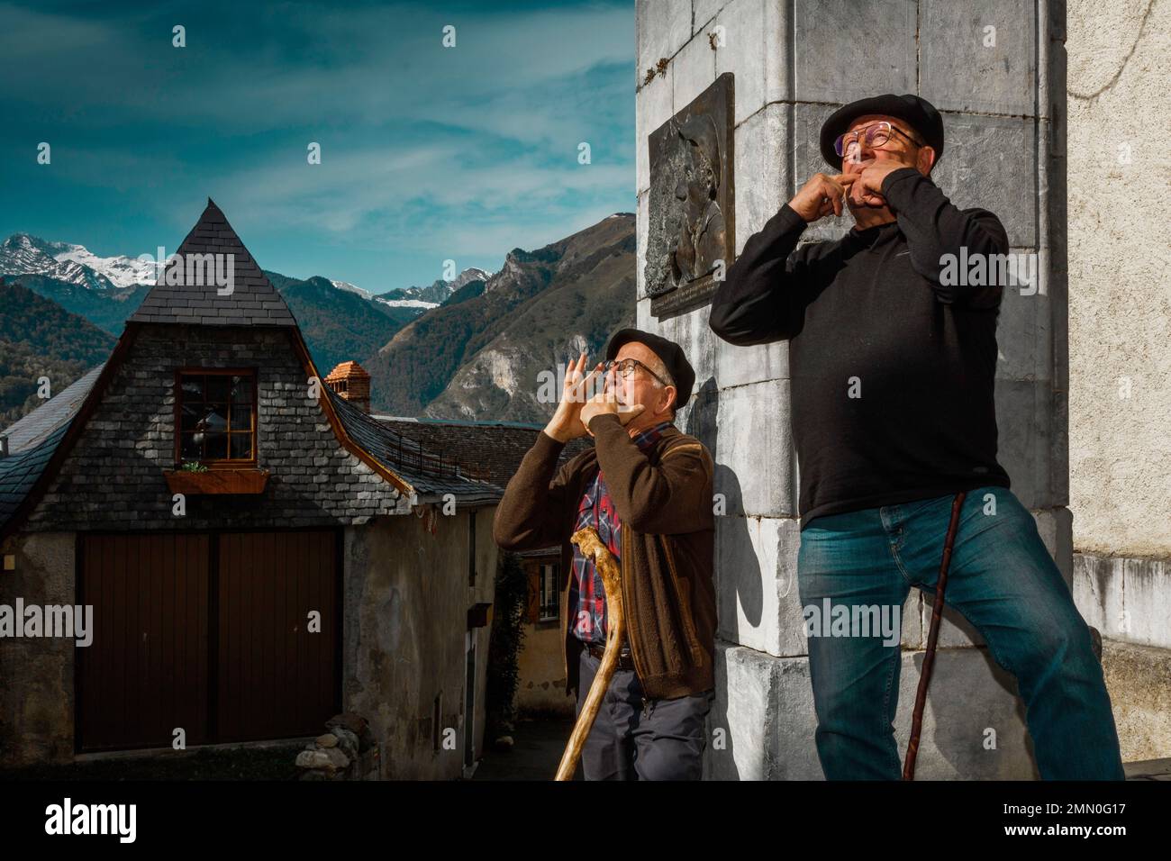 Francia, Pirenei Atlantici, Bearn, AAS, fischi tradizionali in un villaggio perpetuando un'abitudine endemica di montagna Foto Stock