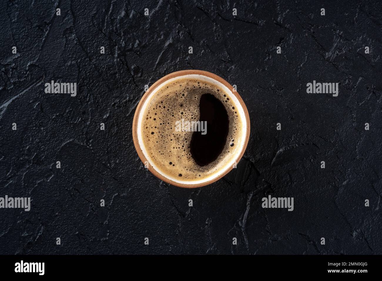 Tazza da caffè, stesa piatta in alto su sfondo nero ardesia con un posto per testo, bevanda espresso Foto Stock