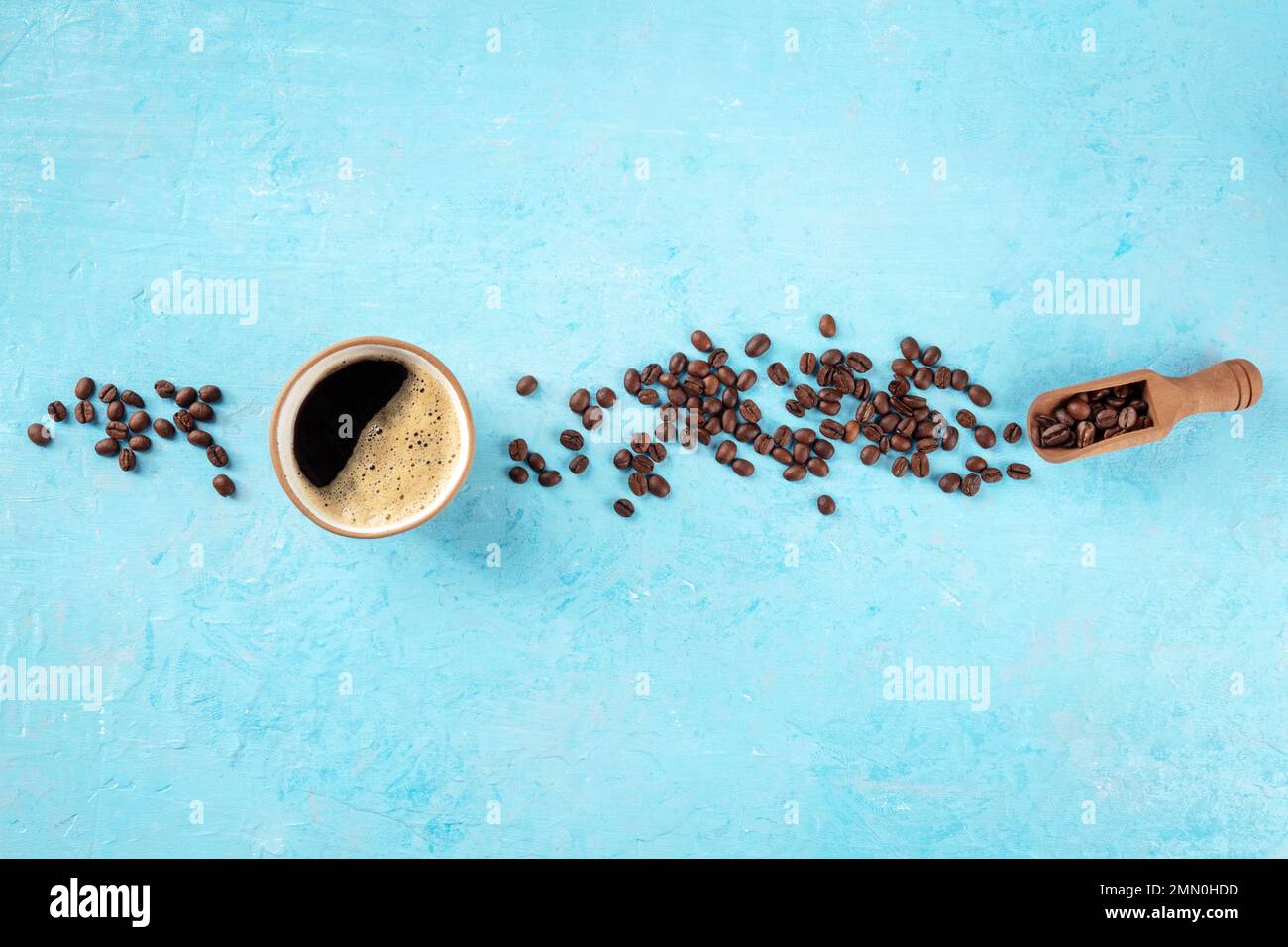 Tazza di caffè e chicchi, piatto da soffitto sparato su uno sfondo blu con un posto per il testo, banner menu design Foto Stock