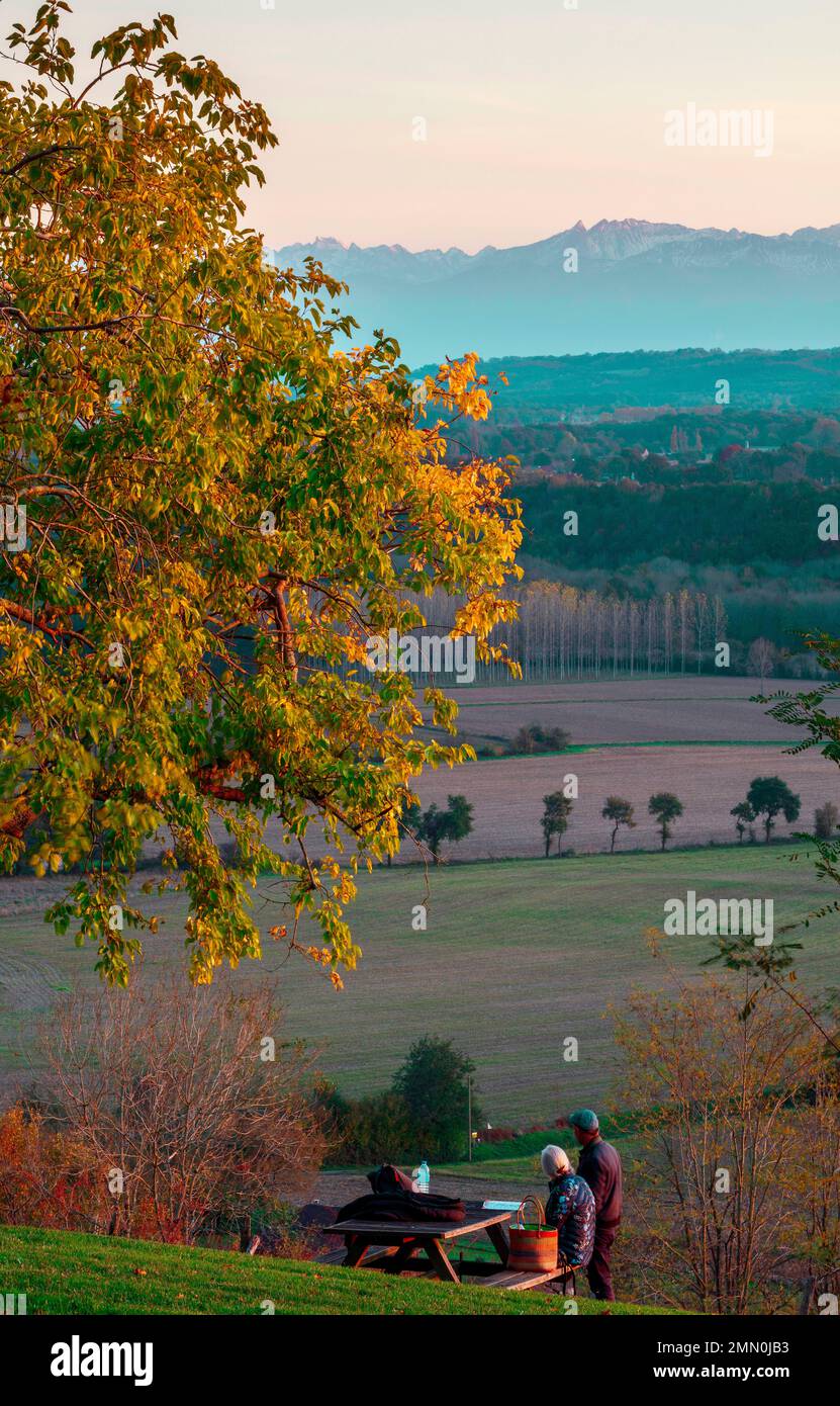 Francia, Pirenei Atlantici, Bearn, Morlanne, coppia di persone anziane che hanno un pic-nic e godere della vista su un punto dominante al tramonto su una pianura Foto Stock