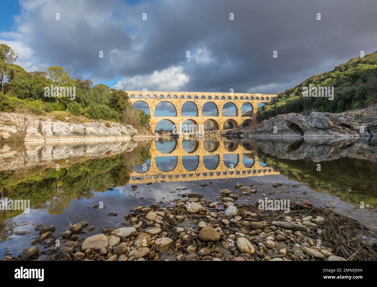 Pont du Gard - il più alto di tutti gli antichi acquedotti romani conservati. Attraversa il fiume Gardon vicino alla città di Vers-Pont-du-Gard, nel sud della Francia Foto Stock
