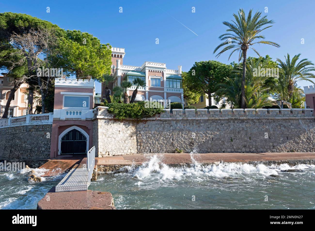Francia, Alpes Maritimes, Juan les Pins, Villa la Vigie, costruita nel 1912 dall'architetto Lucien stalla, ha accolto Picasso che ha istituito il suo studio nella dependance della casa, ha dipinto le pareti delle camere da letto e soggiorni , ma copre tutto in bianco dopo il reclamo del proprietario Foto Stock