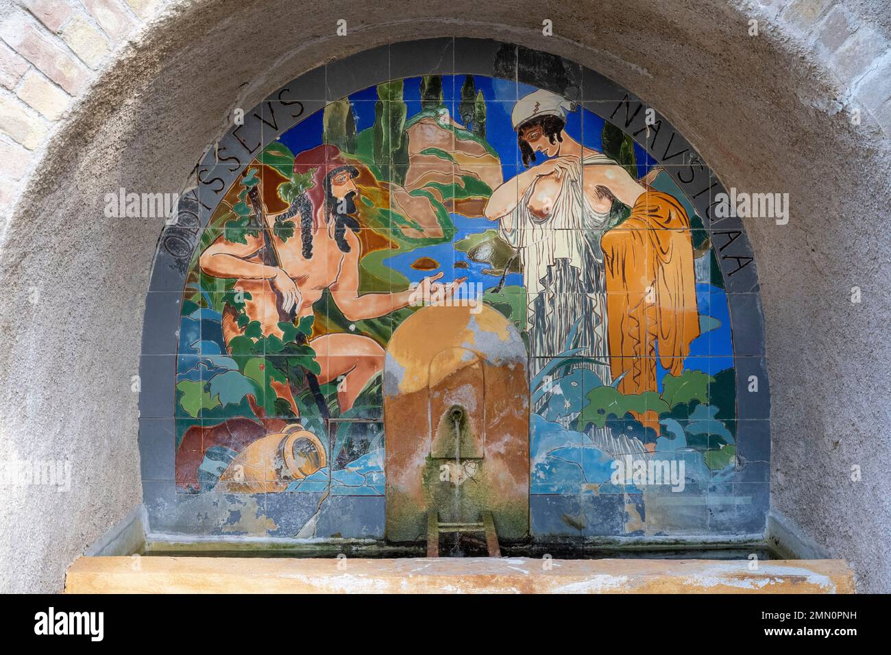 Francia, Alpes-Maritimes, Menton, Domaine des Colombieres, lavorazione ceramica nutrita da antichi riferimenti di una fontana di Ferdinand Bac Foto Stock