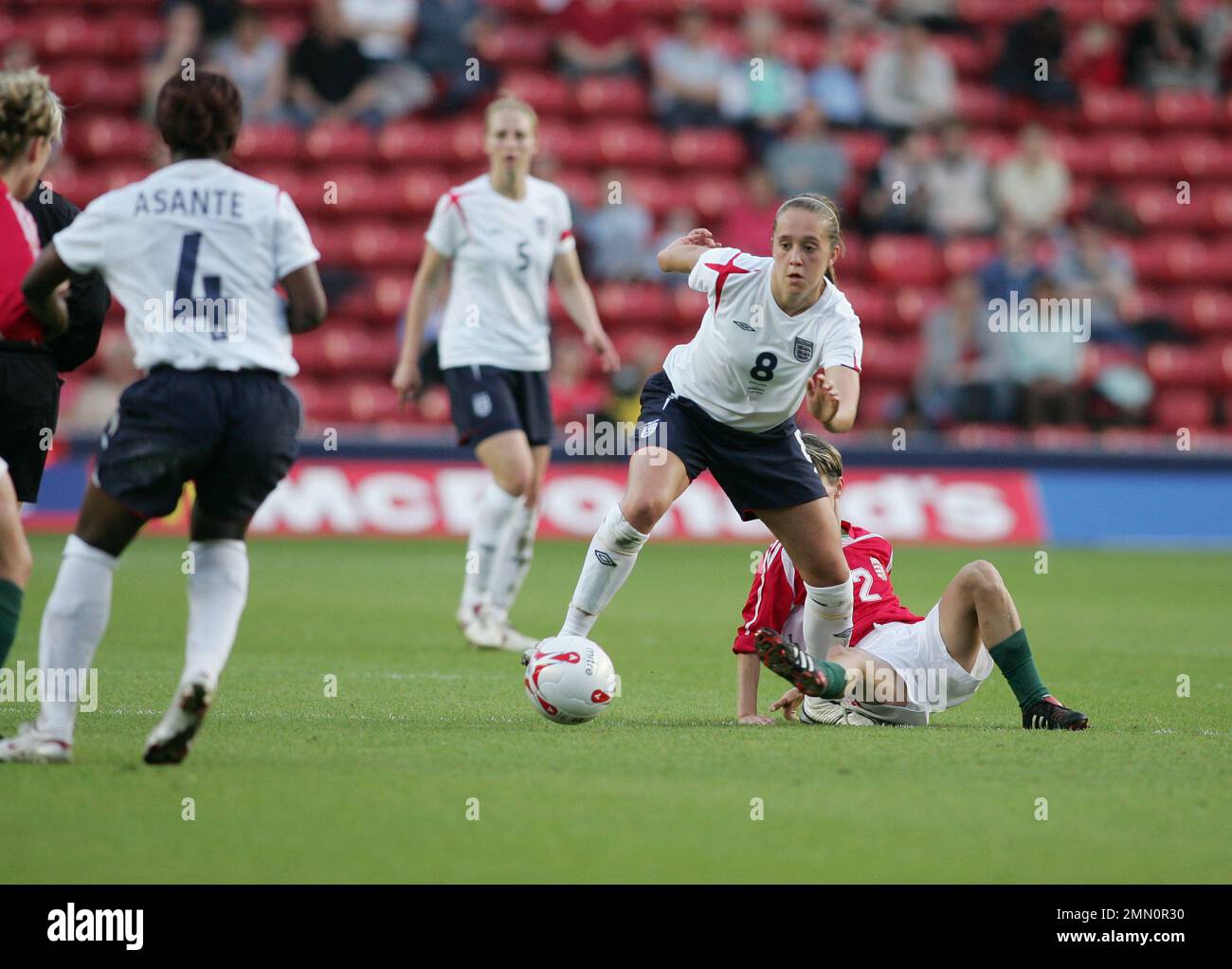 Inghilterra / Ungheria Calcio femminile 2006 qualificatore di Coppa del mondo allo stadio St Marys Southampton. Englands Josanne Potter in azione. L'immagine è vincolata da restrizioni Dataco su come può essere utilizzata. SOLO USO EDITORIALE non utilizzare con audio, video, dati, liste di eventi, logo di club/campionati o servizi “live” non autorizzati. L'uso in-match online è limitato a 120 immagini, senza emulazione video. Non è utilizzabile nelle scommesse, nei giochi o nelle pubblicazioni di singoli club/campionati/giocatori Foto Stock