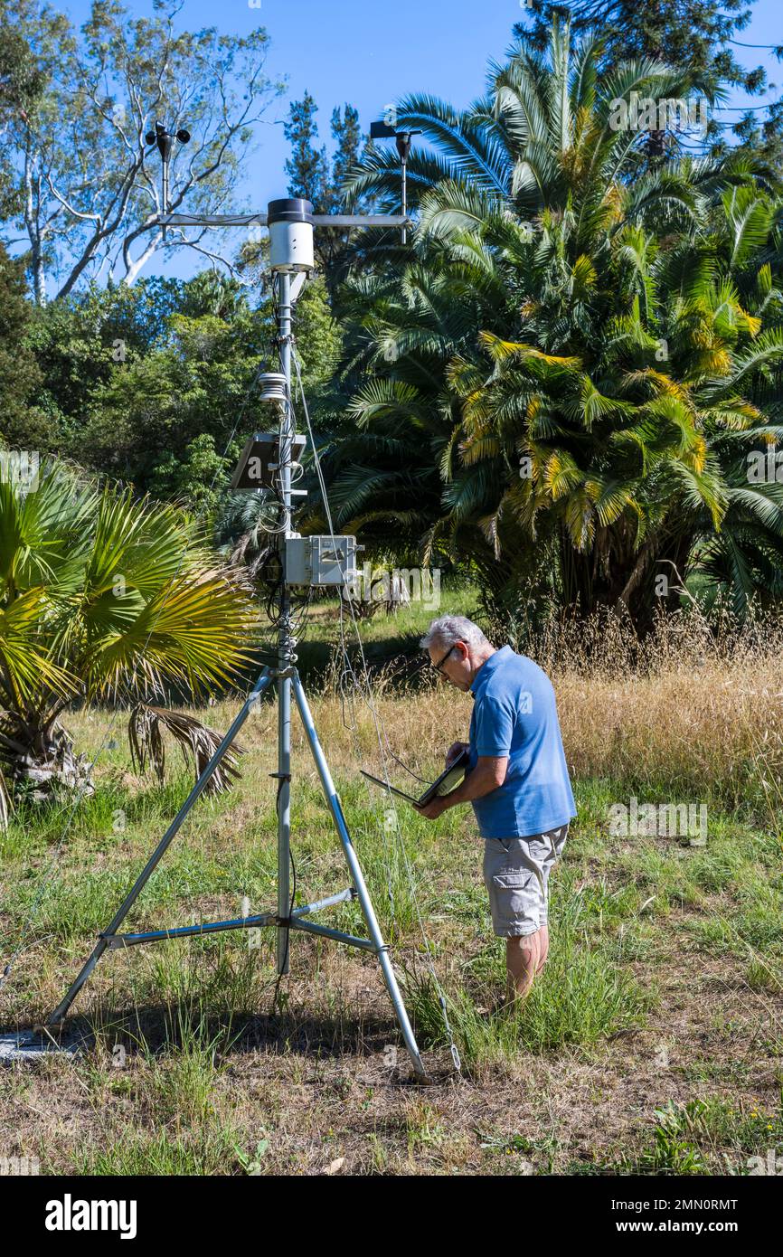 Francia, Alpes-Maritimes, Antibes, il Giardino Botanico di Villa Thuret (allegato a INRAE), etichettato Jardin Remarquable (Giardino eccezionale) e albero notevole, registrazione e riproduzione di dati scientifici da sensori collegati agli alberi nel campo Foto Stock