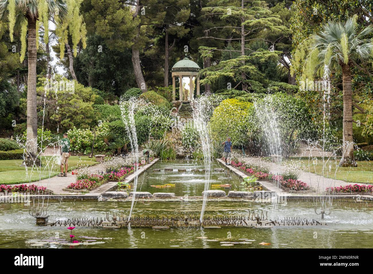 Francia, Alpes-Maritimes, Saint Jean Cap Ferrat, Villa e Giardini Ephrussi de Rothschild, il grande bacino con giochi d'acqua dominato dal tempio dell'Amore Foto Stock