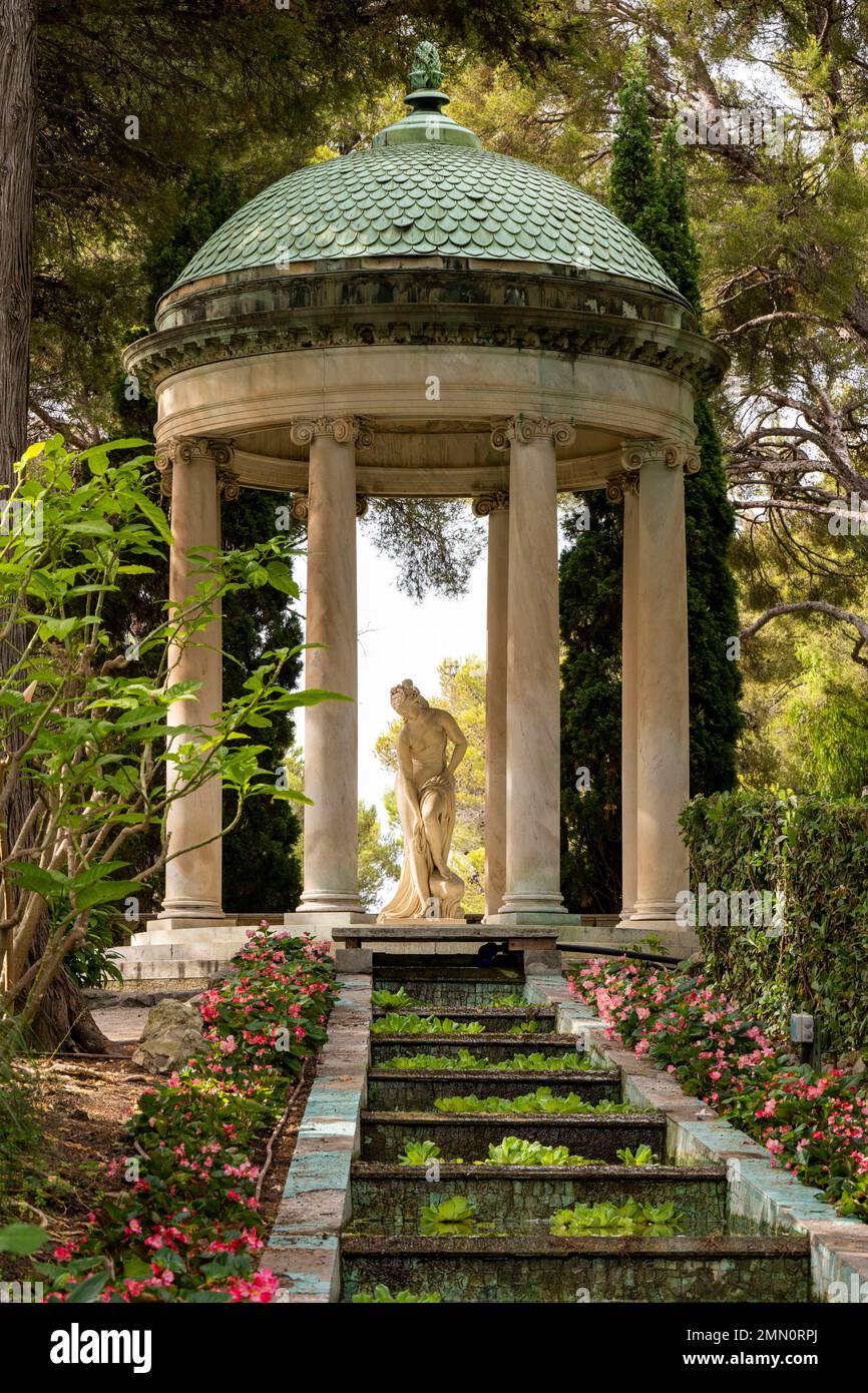 Francia, Alpes-Maritimes, Saint Jean Cap Ferrat, Villa e Giardini Ephrussi de Rothschild, il tempio dell'amore sopra la piscina Foto Stock
