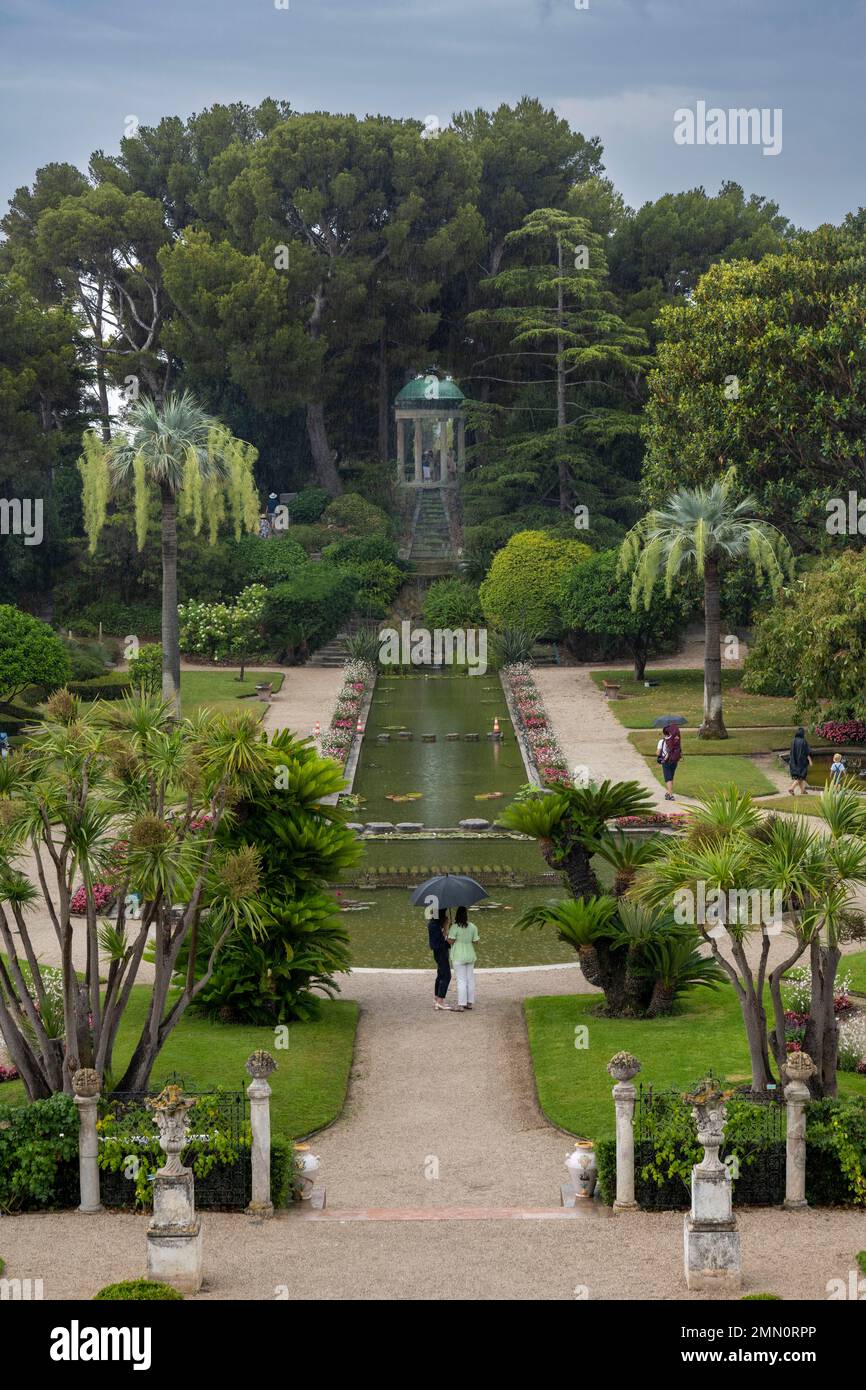Francia, Alpes-Maritimes, Saint Jean Cap Ferrat, Villa e Giardini Ephrussi de Rothschild, il grande bacino dominato dal tempio dell'Amore Foto Stock