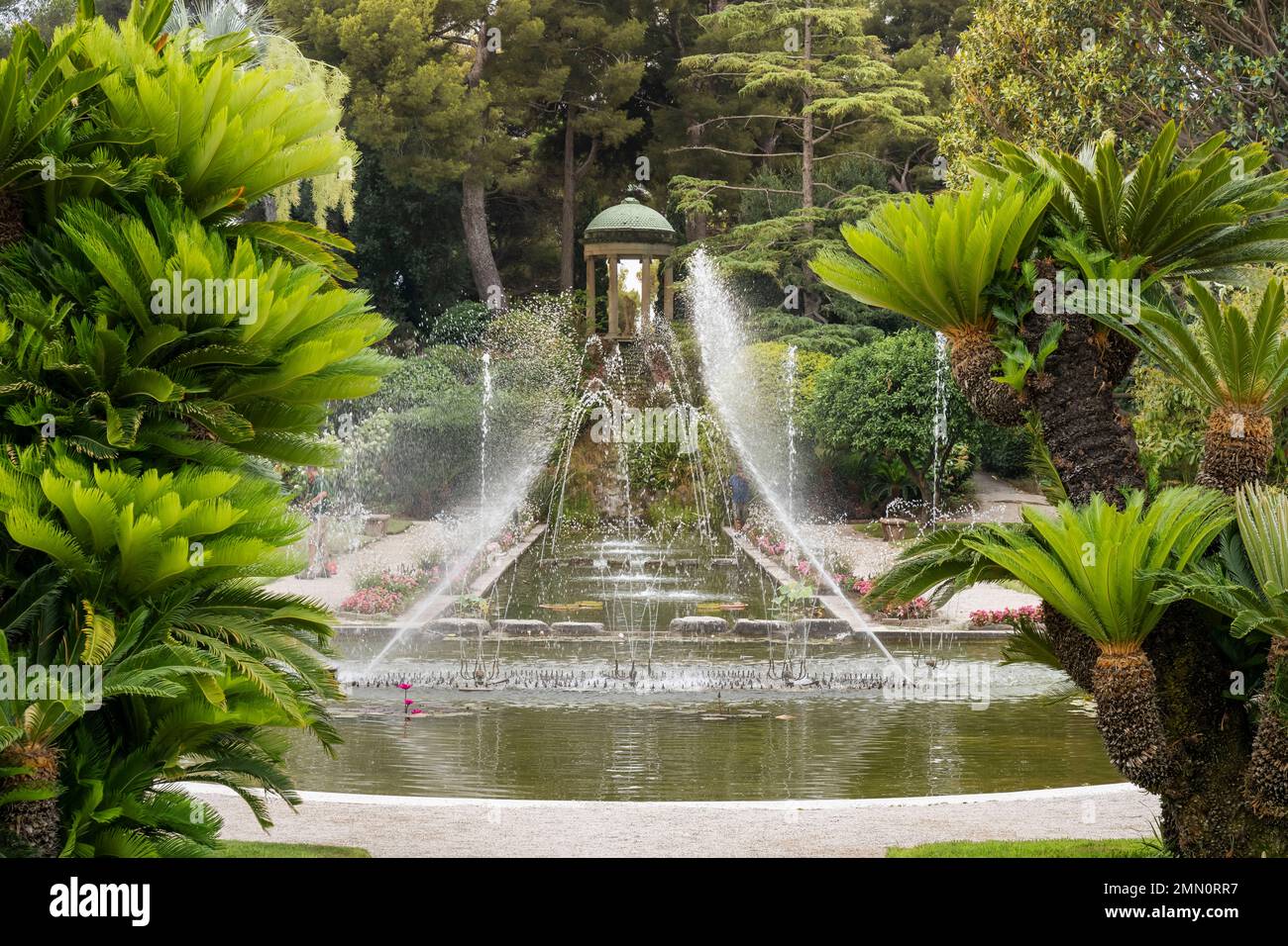 Francia, Alpes-Maritimes, Saint Jean Cap Ferrat, Villa e Giardini Ephrussi de Rothschild, il grande bacino con giochi d'acqua dominato dal tempio dell'Amore Foto Stock