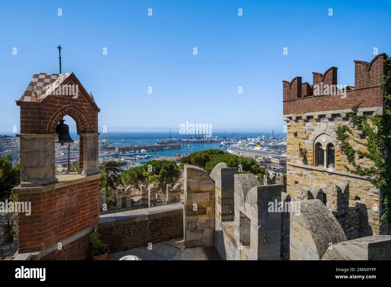 Italia, Liguria, Genova, Castello d'Albertis Museo delle Culture del mondo, Castello di Enrico Alberto D'Albertis, esploratore genovese, navigatore e scrittore di viaggi (1846-1932), Porto Antico e porto commerciale sullo sfondo Foto Stock