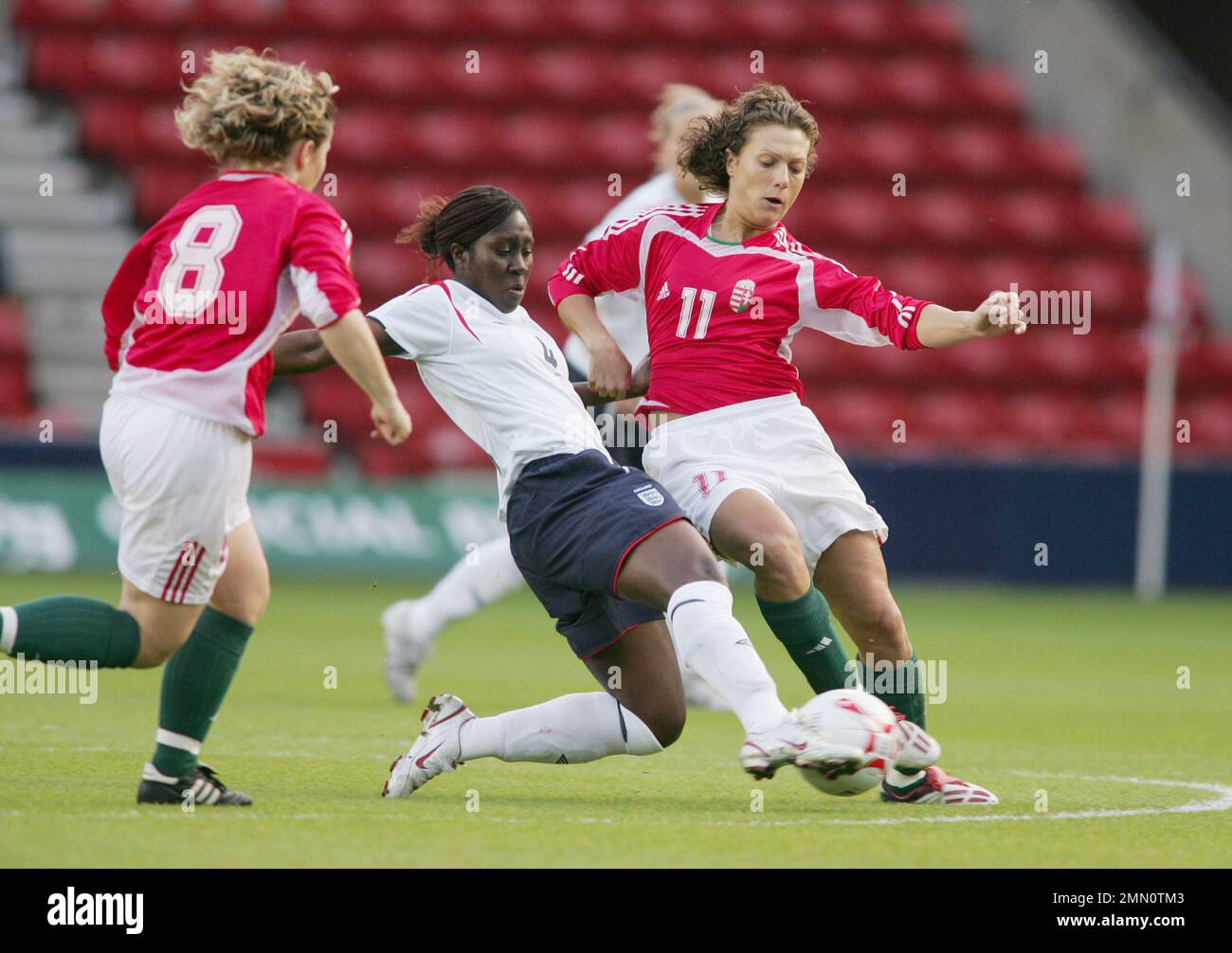 Inghilterra / Ungheria Calcio femminile 2006 qualificatore di Coppa del mondo allo stadio St Marys Southampton. Englands Anita Asante(n° 4 ) in azione. L'immagine è vincolata da restrizioni Dataco su come può essere utilizzata. SOLO USO EDITORIALE non utilizzare con audio, video, dati, liste di eventi, logo di club/campionati o servizi “live” non autorizzati. L'uso in-match online è limitato a 120 immagini, senza emulazione video. Non è utilizzabile nelle scommesse, nei giochi o nelle pubblicazioni di singoli club/campionati/giocatori Foto Stock