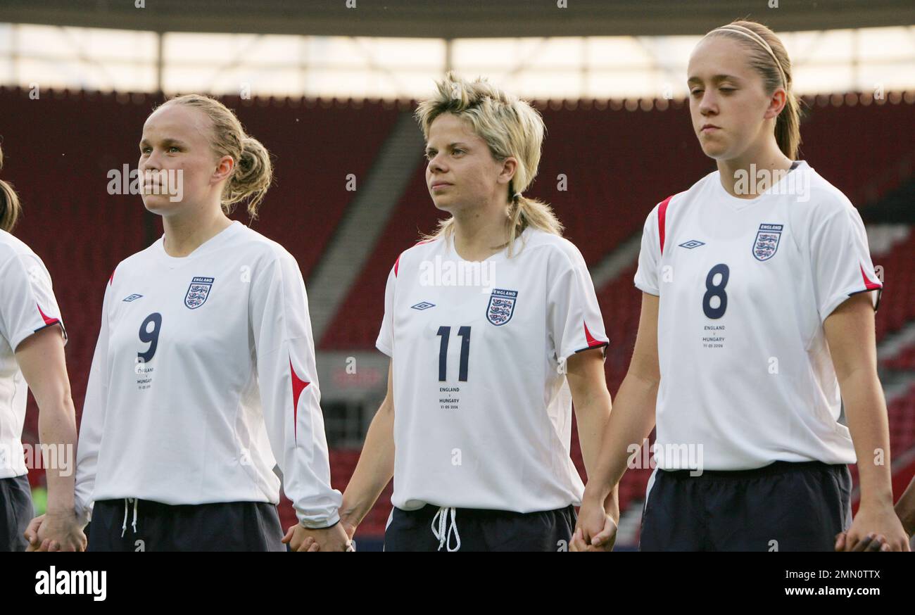 Inghilterra / Ungheria Calcio femminile 2006 qualificatore di Coppa del  mondo allo stadio St Marys Southampton. Sue Smith (11) tiene le mani con  Josanne Potter e Jody Hanley in fila prima del
