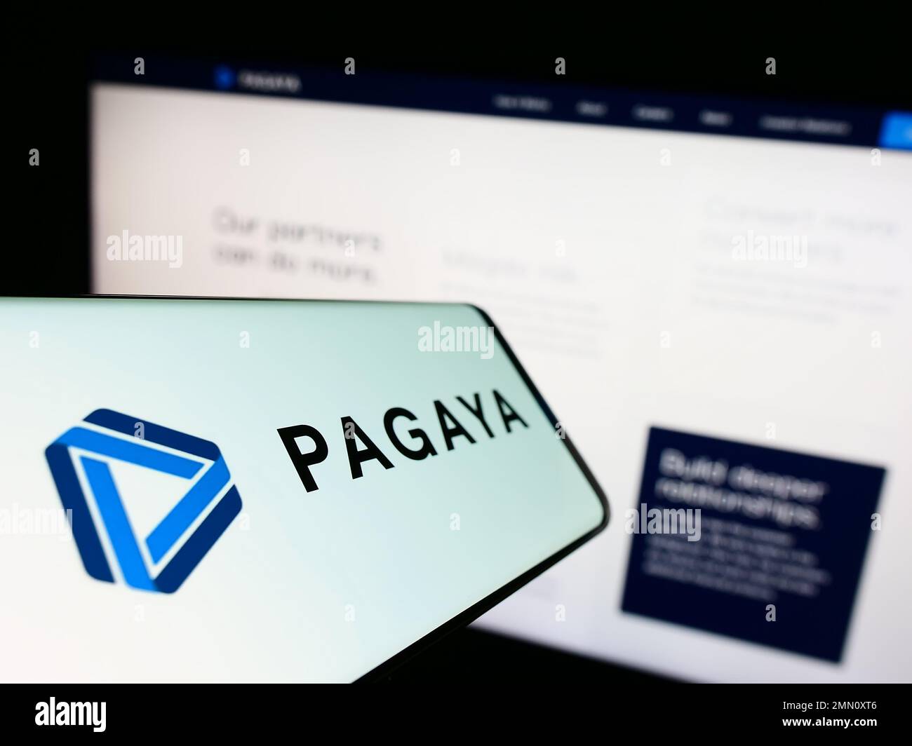 Smartphone con logo della società finanziaria Pagaya Technologies Ltd. Sullo schermo di fronte al sito Web aziendale. Messa a fuoco al centro a sinistra del display del telefono. Foto Stock