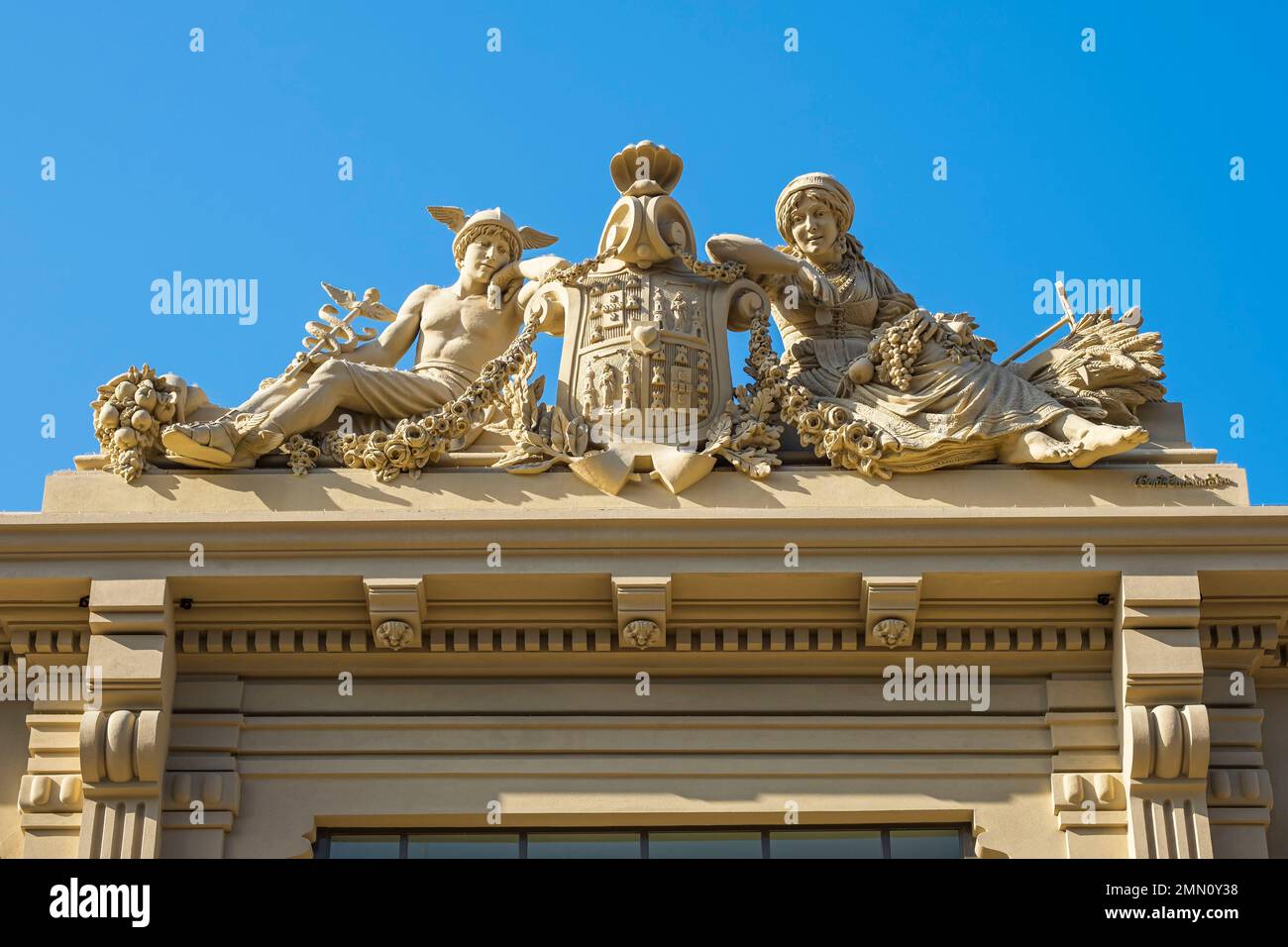 Portogallo, regione del Nord, Porto, centro storico dichiarato patrimonio mondiale dall'UNESCO, mercato di Bolhao, frontone con stemma e sculture di Mercurio e Flora, divinità del commercio e dell'agricoltura Foto Stock