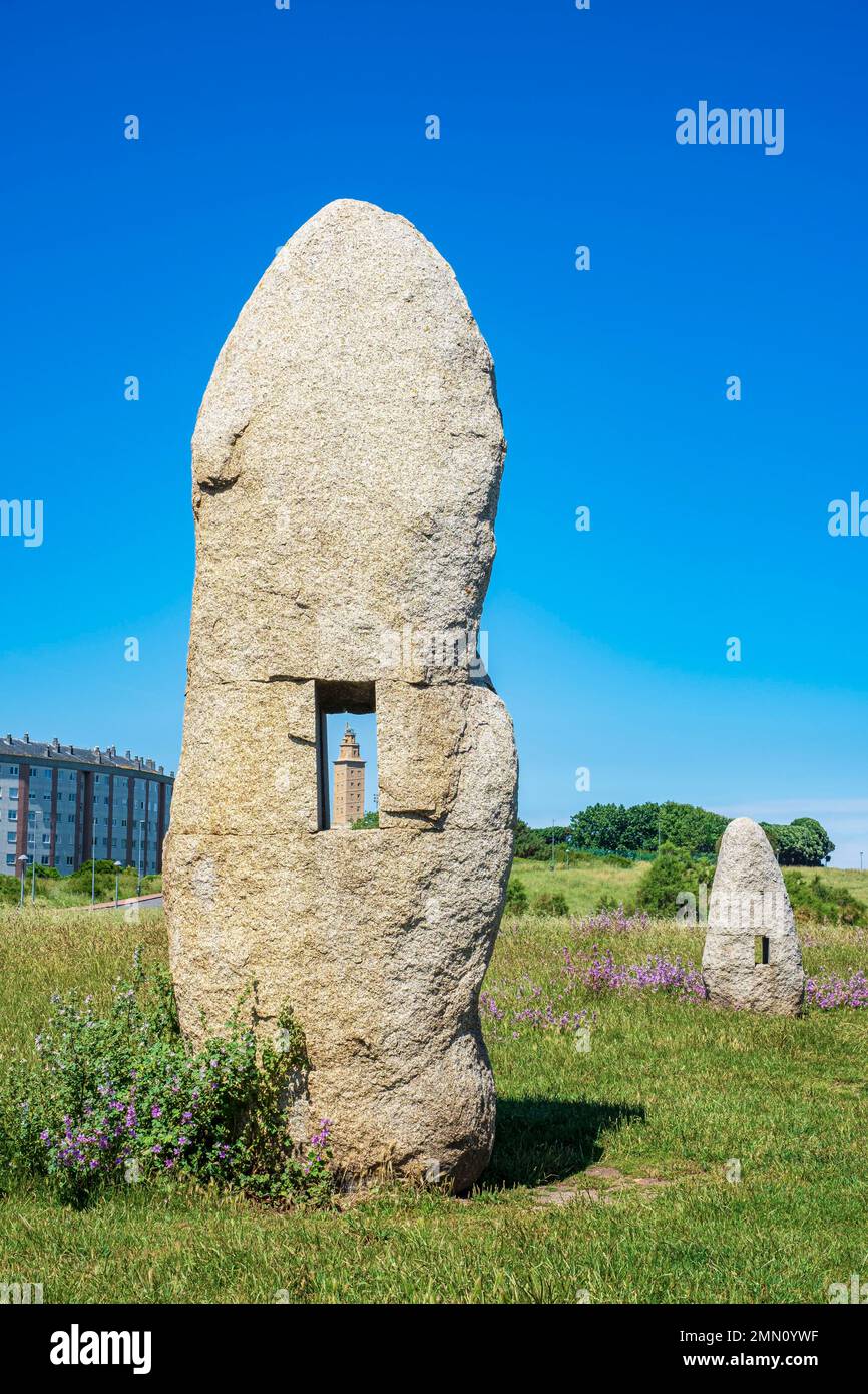 Spagna, Galizia, A Coruña, sculture Parco della Torre Ercole, Menhir (1994) di Manolo Paz, un insieme di dodici sculture disposte in cerchio e mar Foto Stock