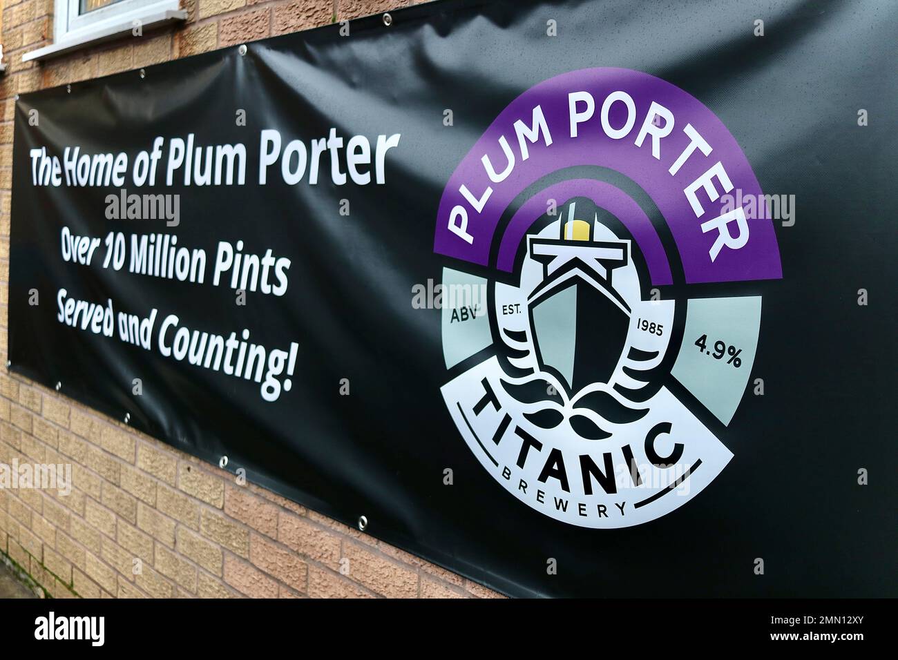 Banner che celebra la vendita di 10 milioni di pinte di Titanic Plum Porter - The Titanic Brewery, Stoke-on-Trent, Staffordshire, UK Foto Stock