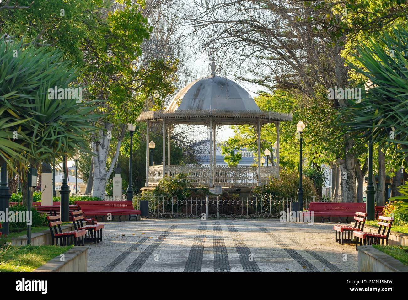 Parco pubblico nel centro storico della città di Tavira, provincia dell'Algarve, Portogallo. Foto Stock