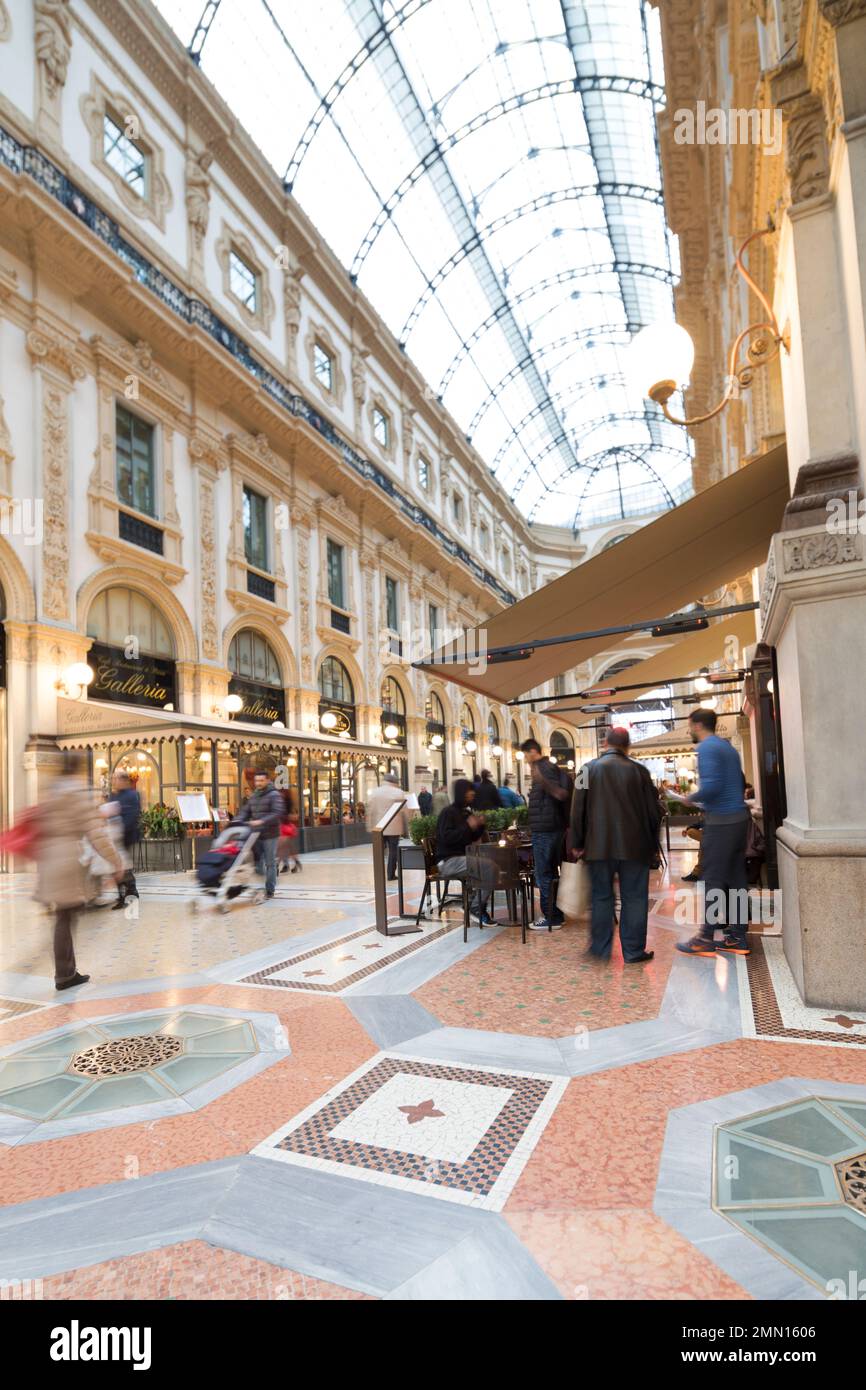 Italia, Milano, la Galleria Vittorio Emanuele II, uno dei centri commerciali più antichi del mondo. Foto Stock
