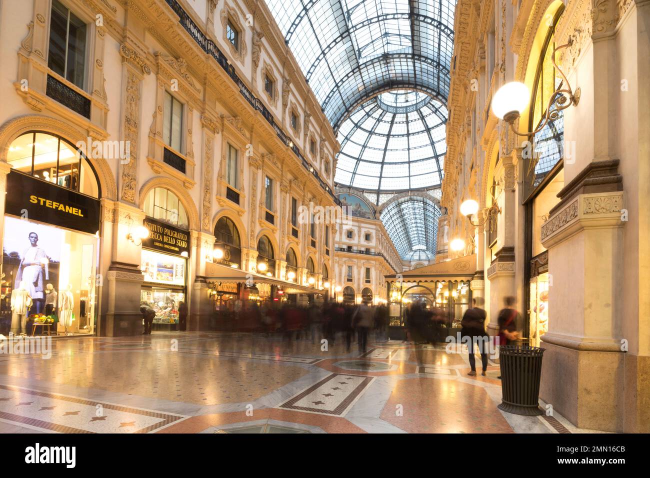 Italia, Milano, la Galleria Vittorio Emanuele II, uno dei centri commerciali più antichi del mondo. Foto Stock