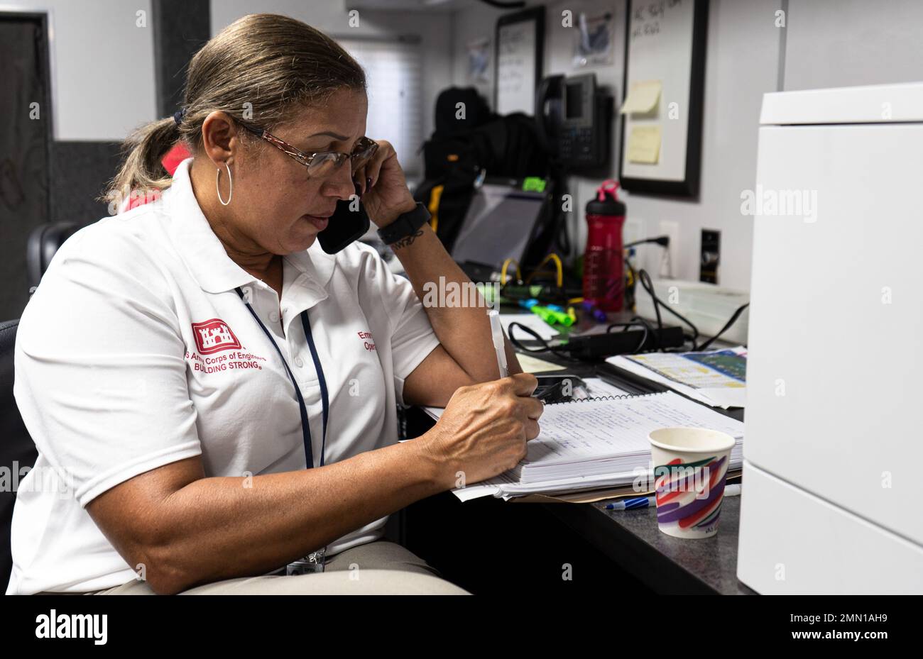 Il corpo degli ingegneri dell'esercito degli Stati Uniti, i distretti di Jacksonville, il vicedirettore PPMD e il program manager HHD Sharon Rodriguez; coordinano il movimento del comandante dei distretti di Jacksonville, col. James Booth, mentre lavorano per sostenere la gente di Puerto Rico in collaborazione con il governo locale e le agenzie federali. Foto Stock