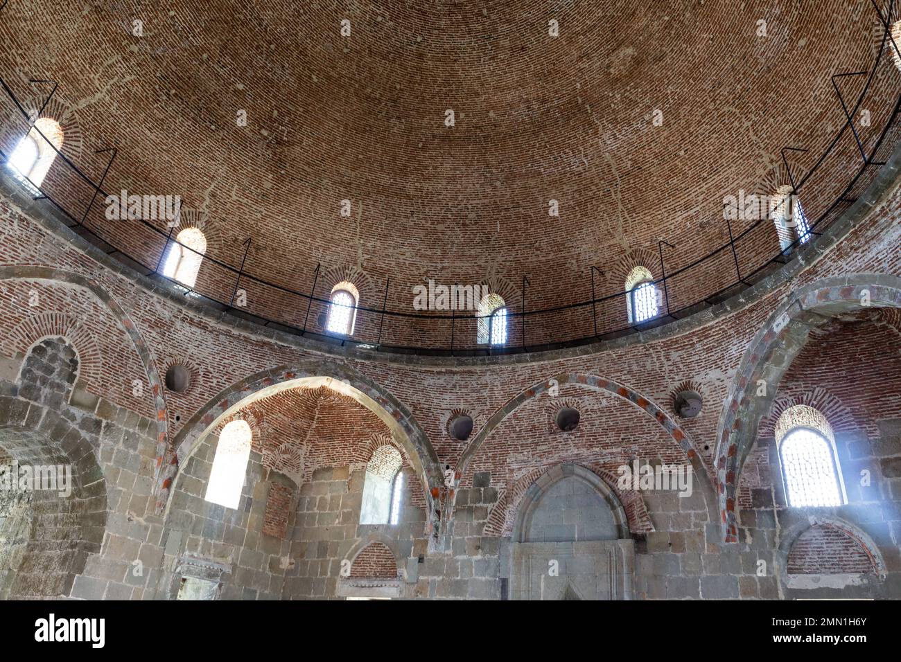 Moschea Akhmediye vista interna al Castello di Akhaltsikhe (Rabati) con pareti di pietra ruvida, vecchi affreschi sbiaditi e grande cupola, Georgia. Foto Stock