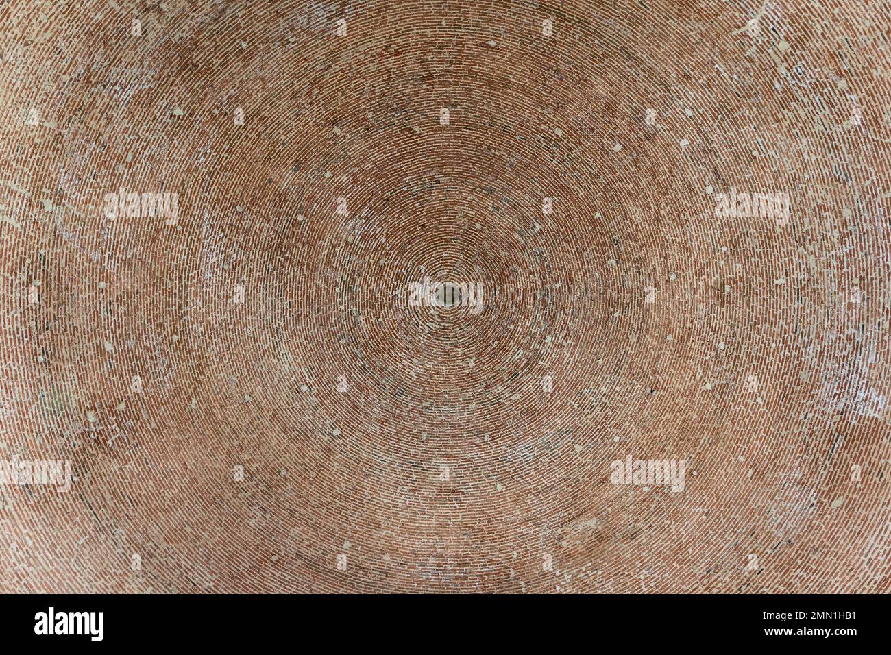Cupola in mattoni di pietra della Moschea Akhmediye nel Castello di Akhaltsikhe (Rabati), vista interna della cupola con mattoni a forma rotonda, vista dal basso, Georgia. Foto Stock