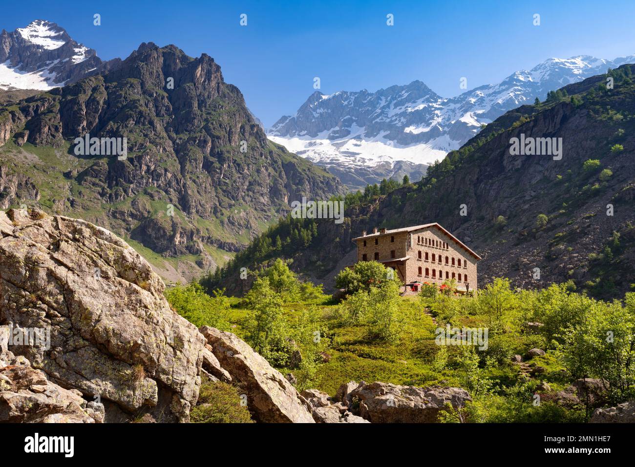 Il rifugio Gioberney nel cuore del massiccio del Parco Nazionale degli Ecrins a fine primavera-estate. Valgaudemar valle nelle Hautes-Alpes (Alpi). Francia Foto Stock