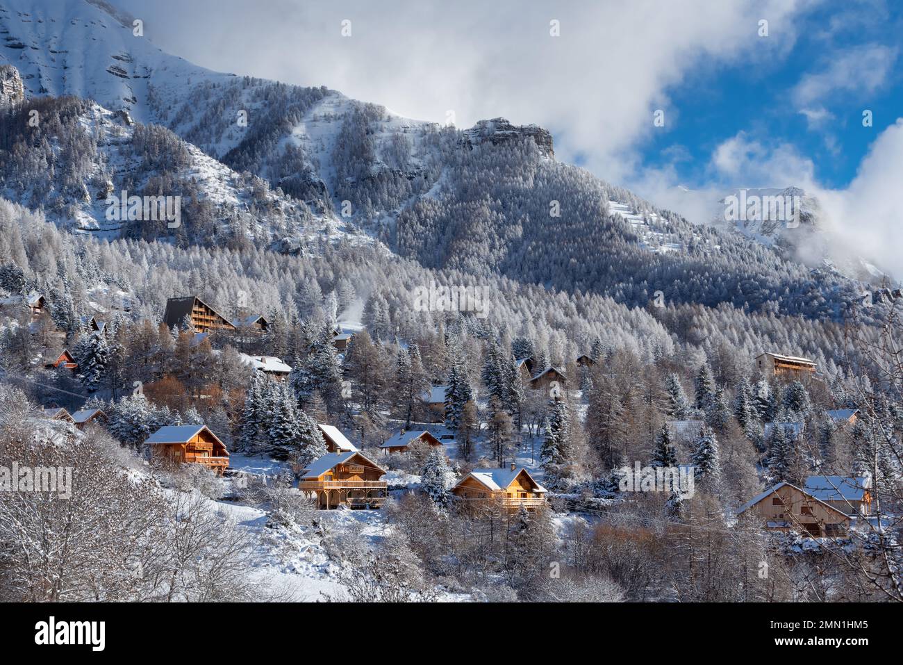 Stazione sciistica di Chaillol nel Parco Nazionale degli Ecrins (regione di Champsaur) con piste innevate e chalet in legno. Hautes-Alpes (Alpi), Francia Foto Stock