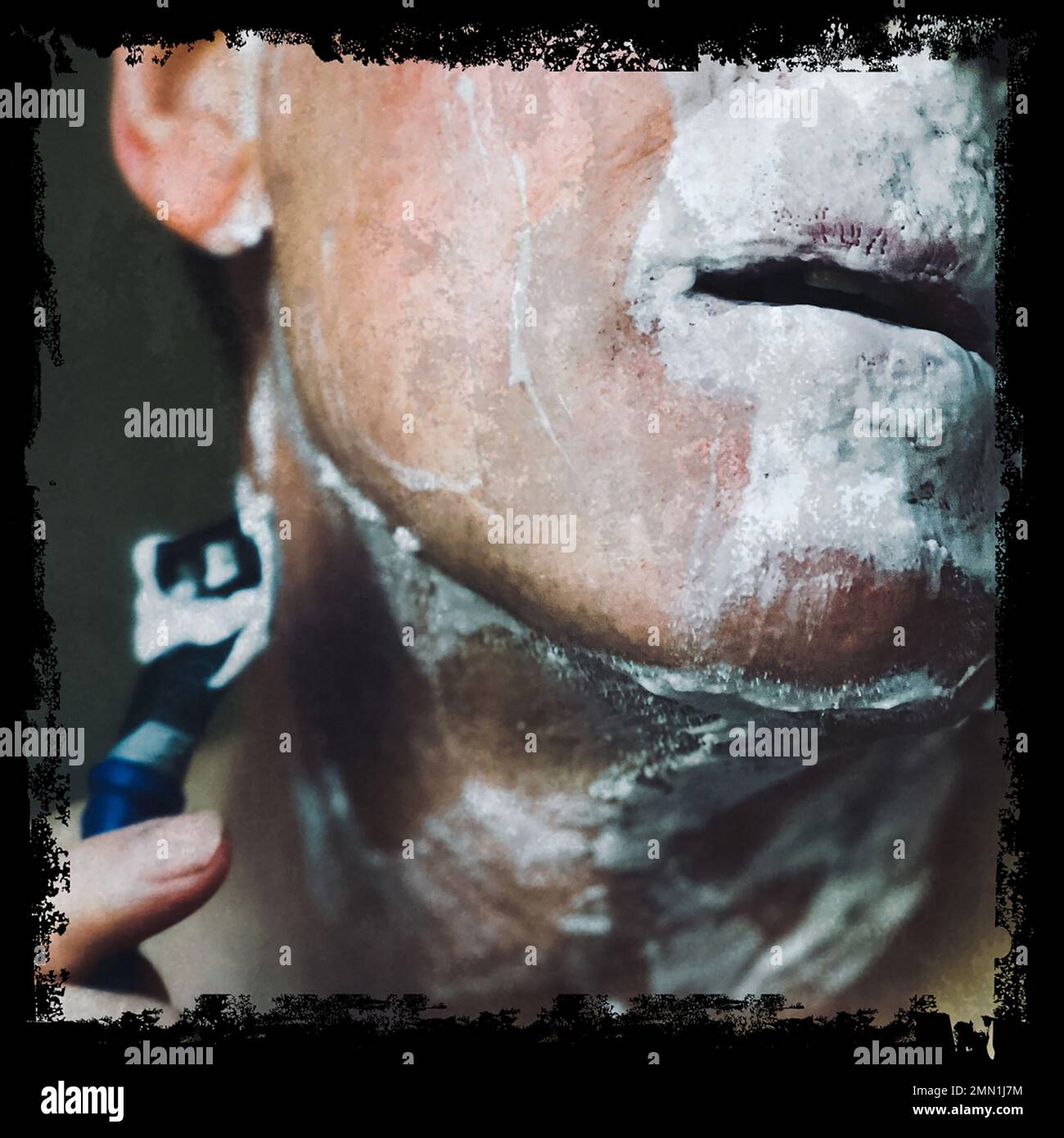 Un uomo che ha una rasatura profonda Foto Stock