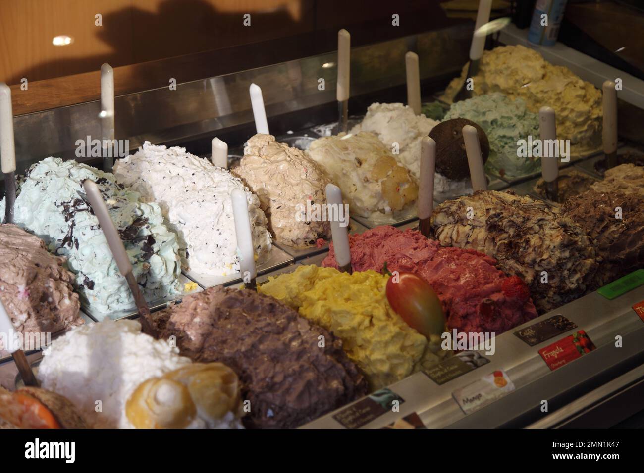 Vari gusti di gelato in negozio, Firenze, Italia. Foto Stock