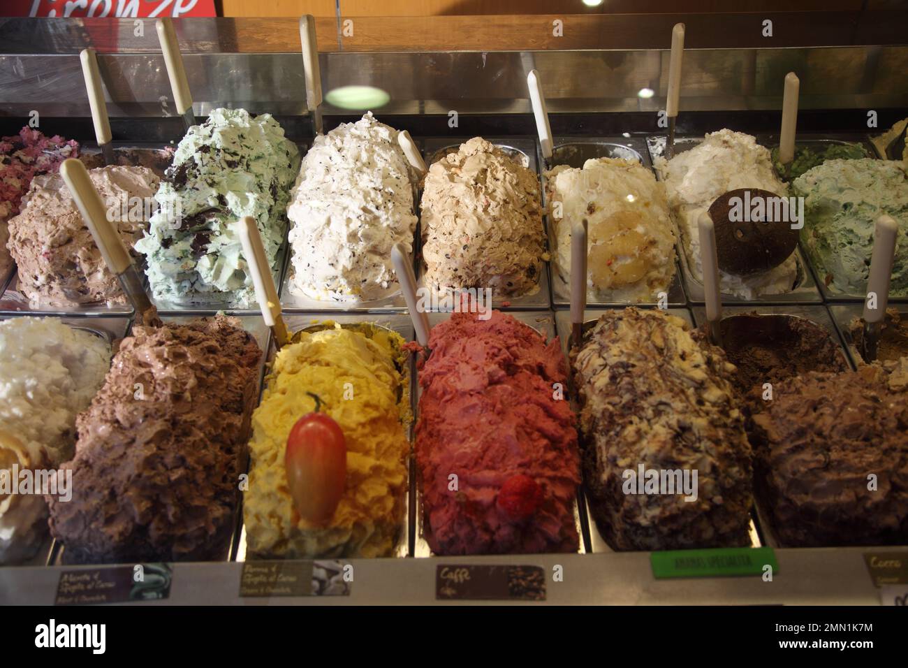 Vari gusti di gelato in negozio, Firenze, Italia. Foto Stock