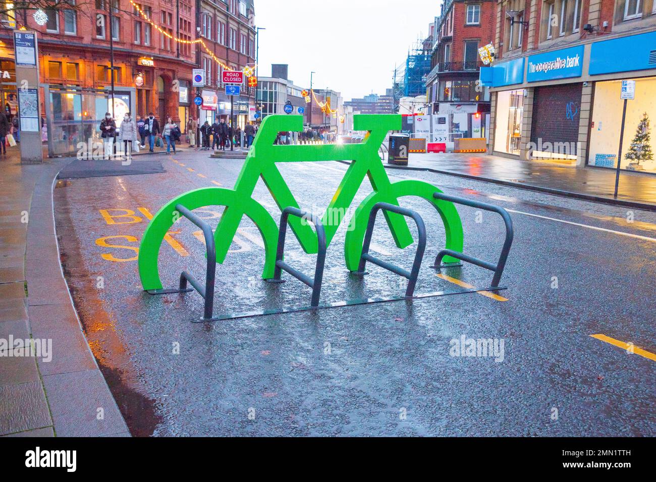 Yorkshire, Regno Unito – 21 dicembre 2020: Nuovo portabiciclette verde brillante installato su Pinstone Street, Sheffield Foto Stock