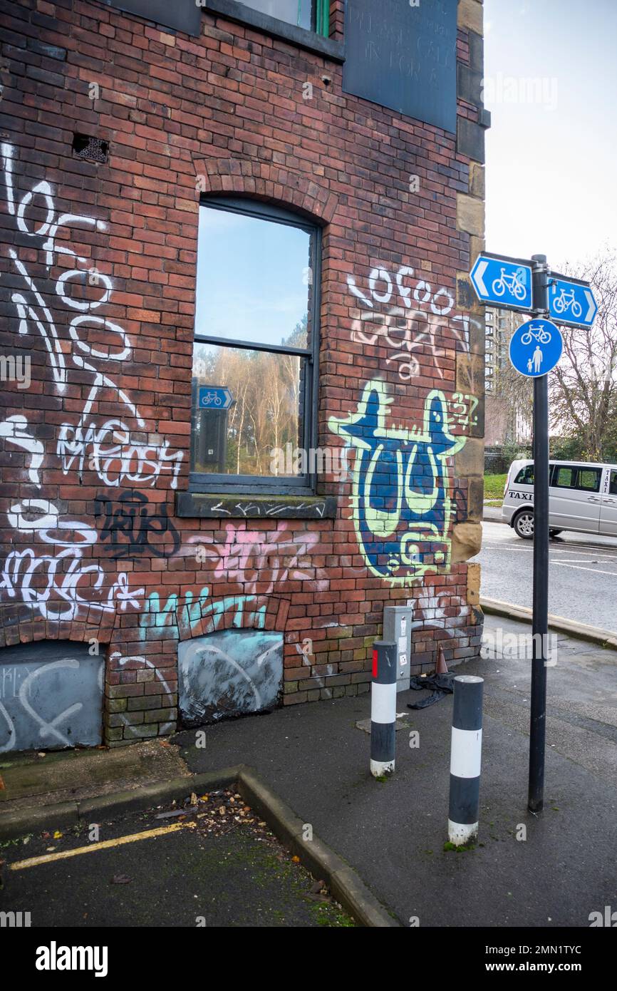 Yorkshire, Regno Unito – 21 dicembre 2020: Graffiti su una proprietà vuota, Duke Street, Sheffield Foto Stock