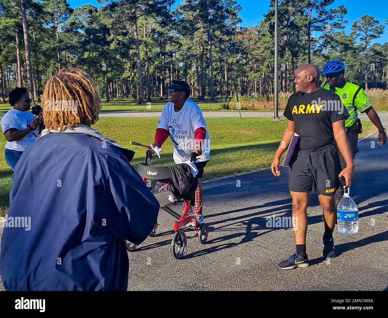 I partecipanti attraversano il traguardo durante la camminata di prevenzione e sensibilizzazione del suicidio della Liberty County NAACP a Hinesville, Georgia, 24 settembre 2022. I partecipanti hanno iniziato presso il SFC Paul R. Smith Army Education Center e hanno camminato per circa 4,5 km intorno a Hinesville prima di ritornare al punto di partenza. Settembre è il mese della prevenzione del suicidio. Foto Stock