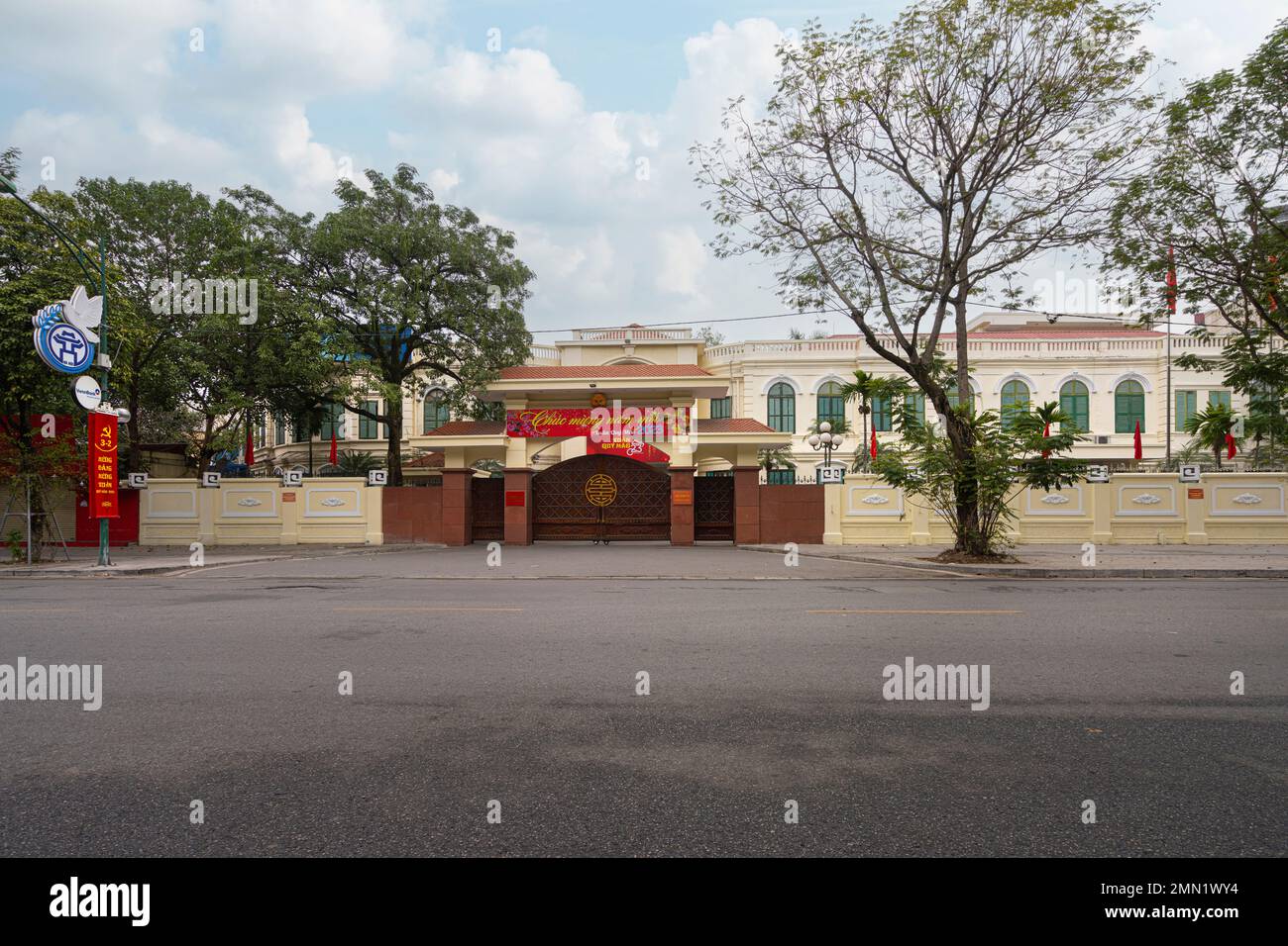 Hanoi, Vietnam, gennaio 2023. vista esterna del grande edificio economico del centro cittadino Foto Stock
