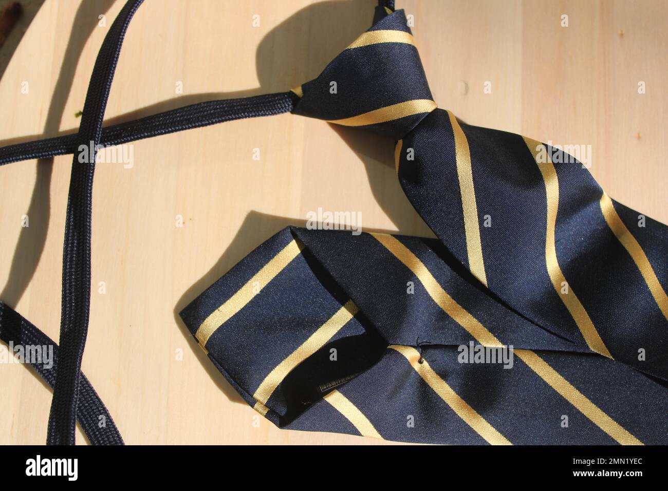 Cravatta a righe sul tavolo Foto Stock