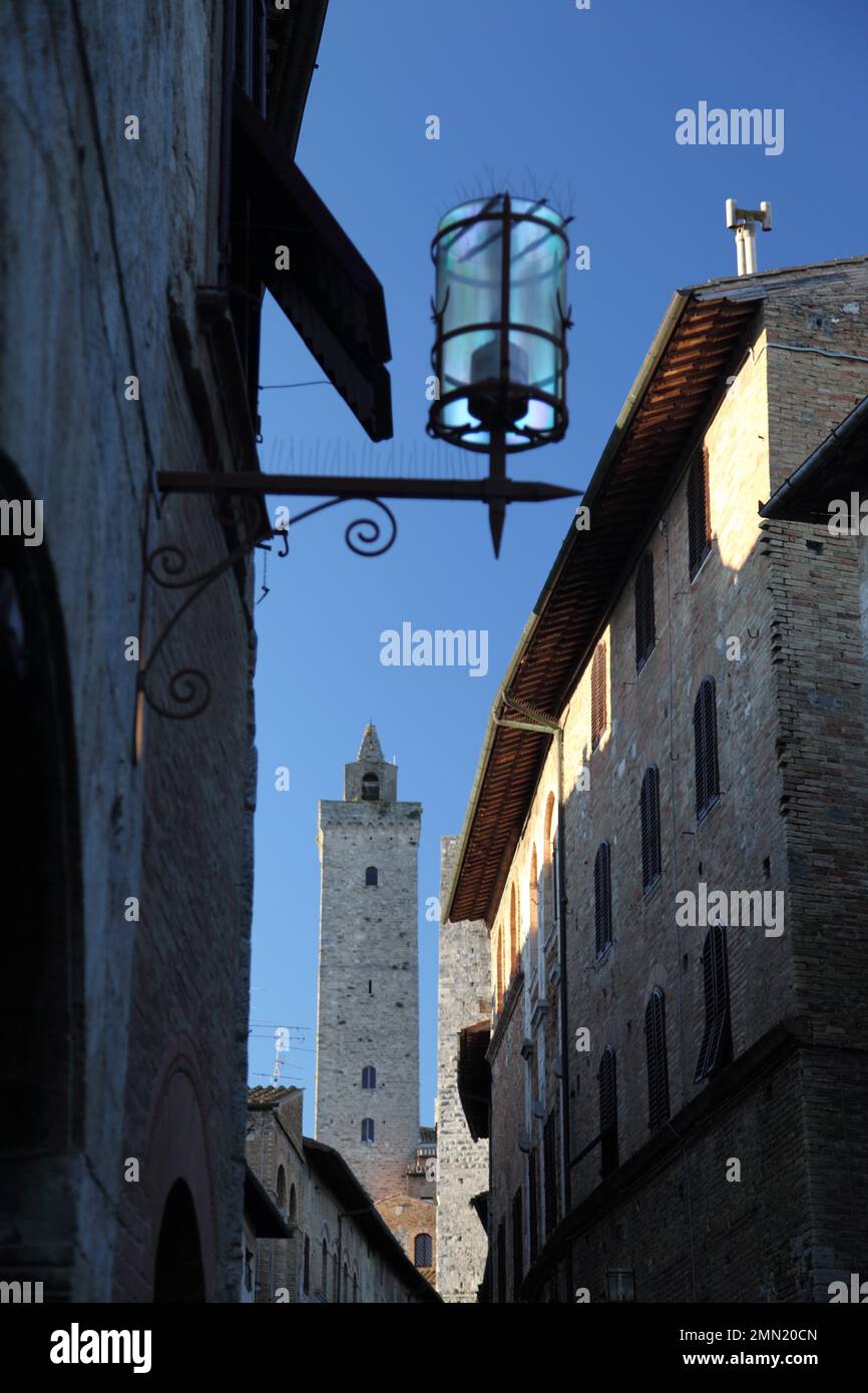 Strette stradine medievali e torre, San Gimignano, Italia. Foto Stock