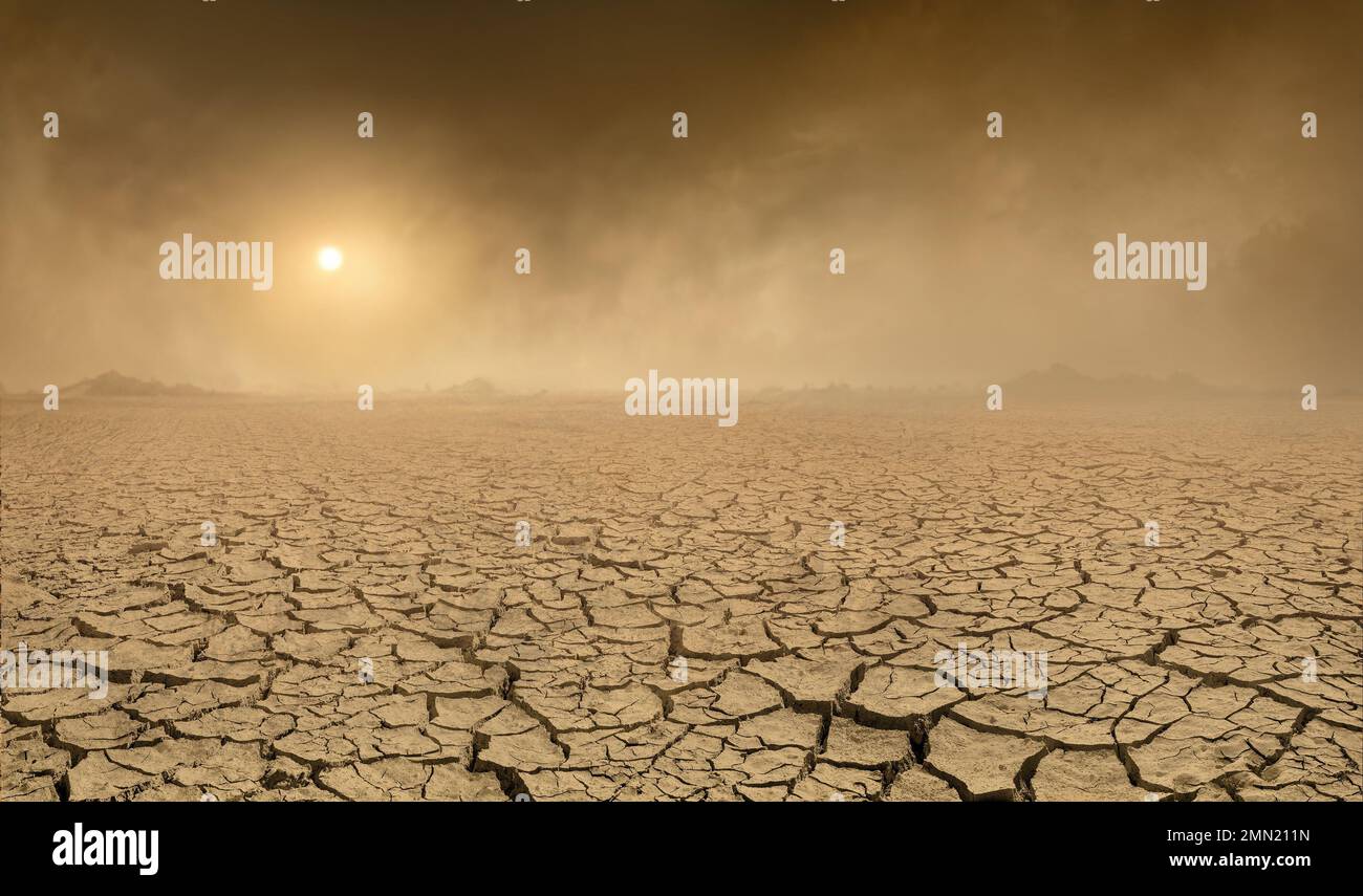 Panorama di terra arida e arida con terreno incrinato e sole appena visibile attraverso l'imminente tempesta di sabbia. Concetto di problemi di ecologia Foto Stock