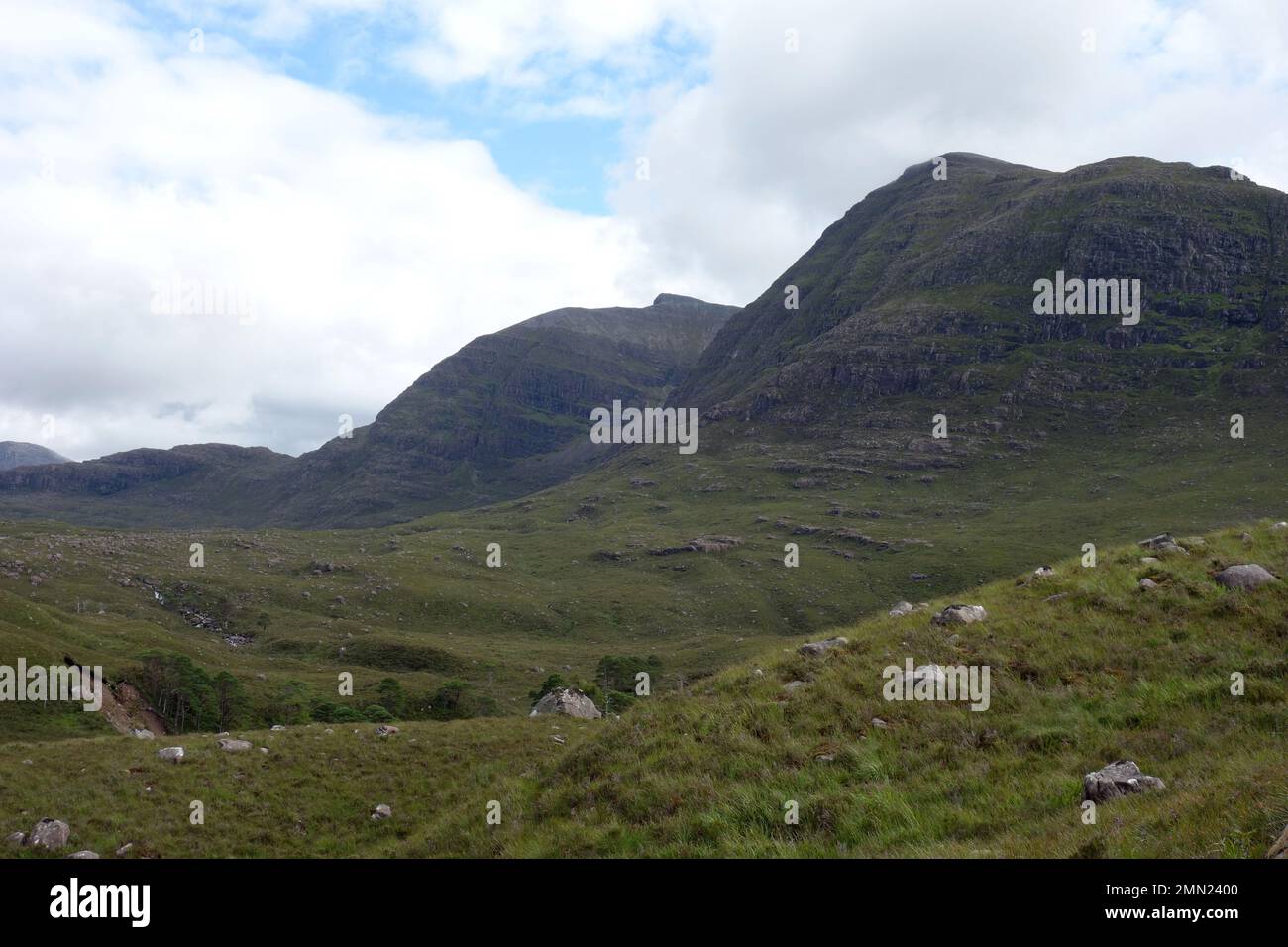 La lontana cima del Corbett Spidean Coire an Laoigh sulla catena montuosa Beinn Damh da percorso a Loch Torridon nelle Highlands scozzesi. REGNO UNITO. Foto Stock