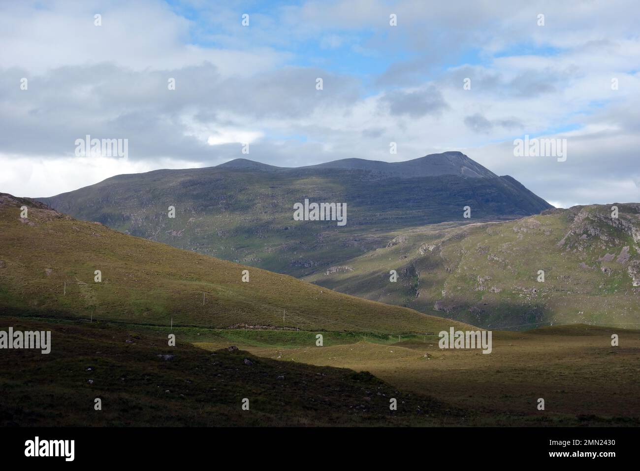 Il Corbett Spidean Coire an Laoigh sulla catena montuosa Beinn Damh dalla strada per Lochcarron da Loch Damh nelle Highlands scozzesi, Scozia, Regno Unito Foto Stock