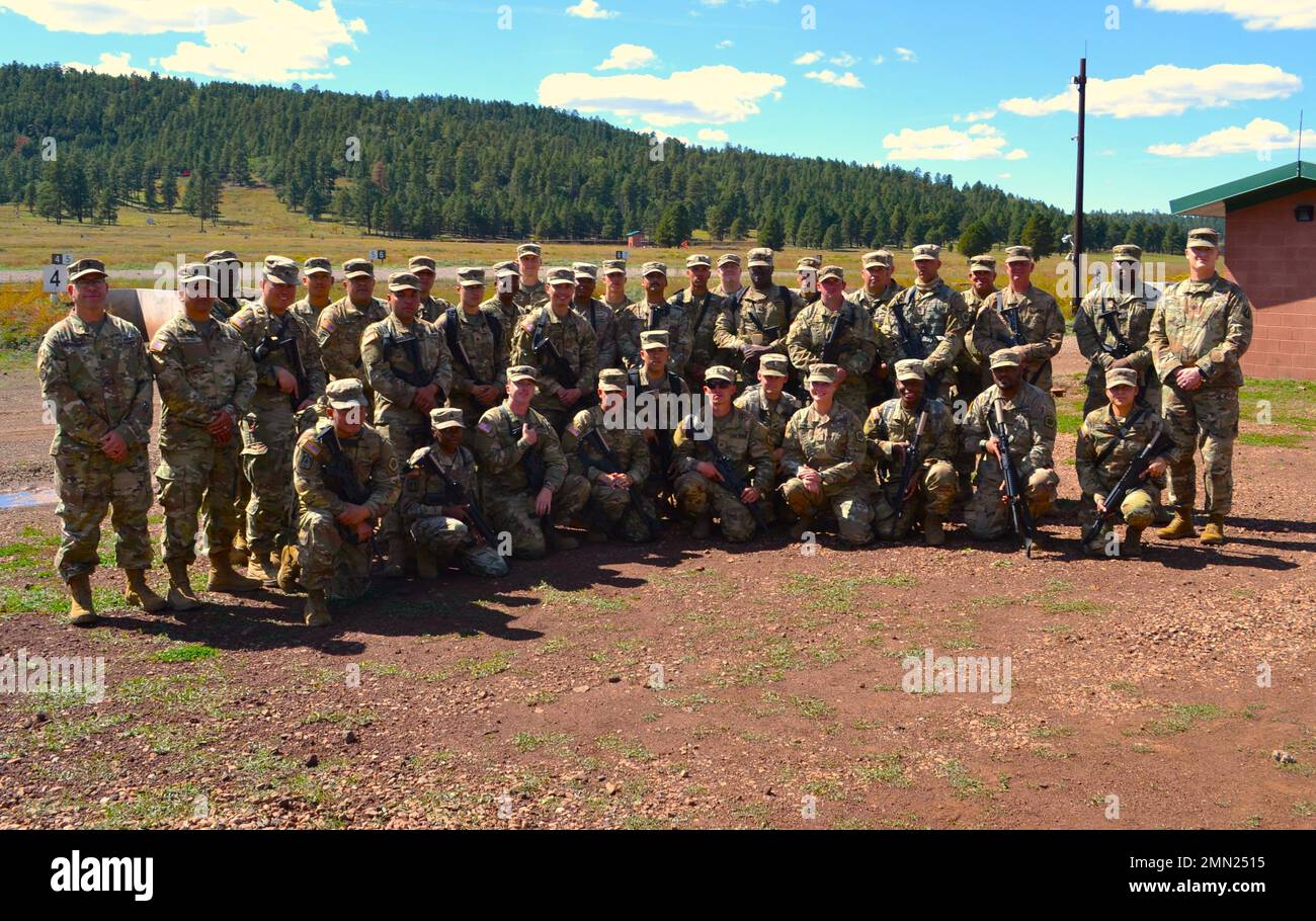 Guidata dal Capitano Jonathon Carnegie, 505th Signal Brigade chimico, biologico, radiologico, e nucleare ufficiale e OIC responsabile della gamma di qualificazione, 42 505th Signal Brigade soldati viaggiarono a Camp Navajo in Arizona per addestramento di familiarizzazione con le armi 22-25 settembre 2022. Sono state osservate protezioni per gli occhi e le orecchie prima di entrare nel range e sono rimaste durante l'intero utilizzo del range. Il Signal Brigade 505th viene implementato per condurre il comando della missione e fornire la pianificazione della rete e il supporto tecnico per le unità assegnate. Foto Stock