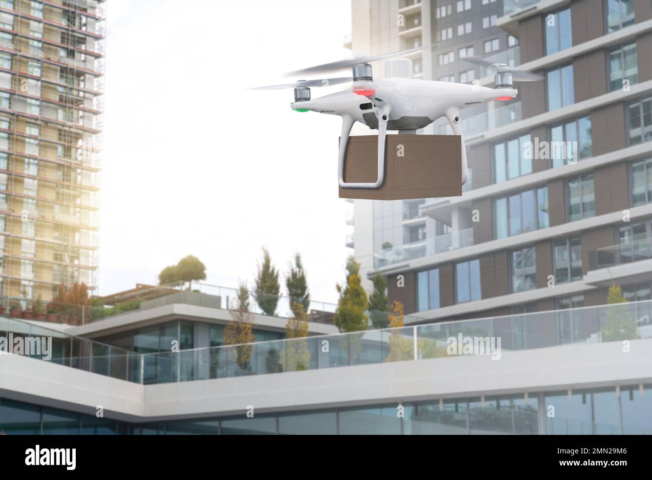 Drone con un pacchetto. Concetto di consegna senza equipaggio Foto Stock