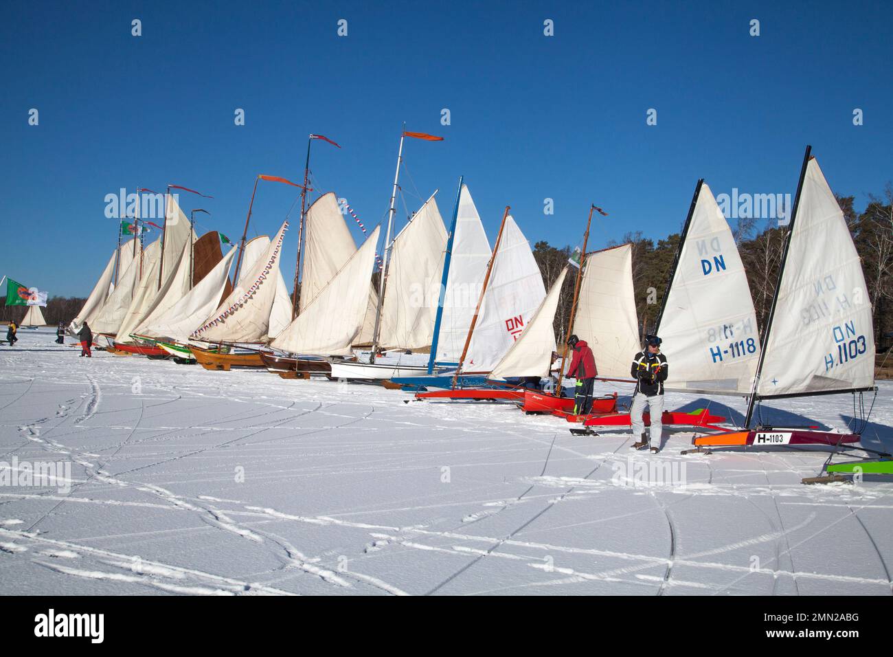 ICE BOAT dai Paesi Bassi trascorri settimane invernali sul ghiaccio di lakeHjälmaren in svedese Södermanland Foto Stock