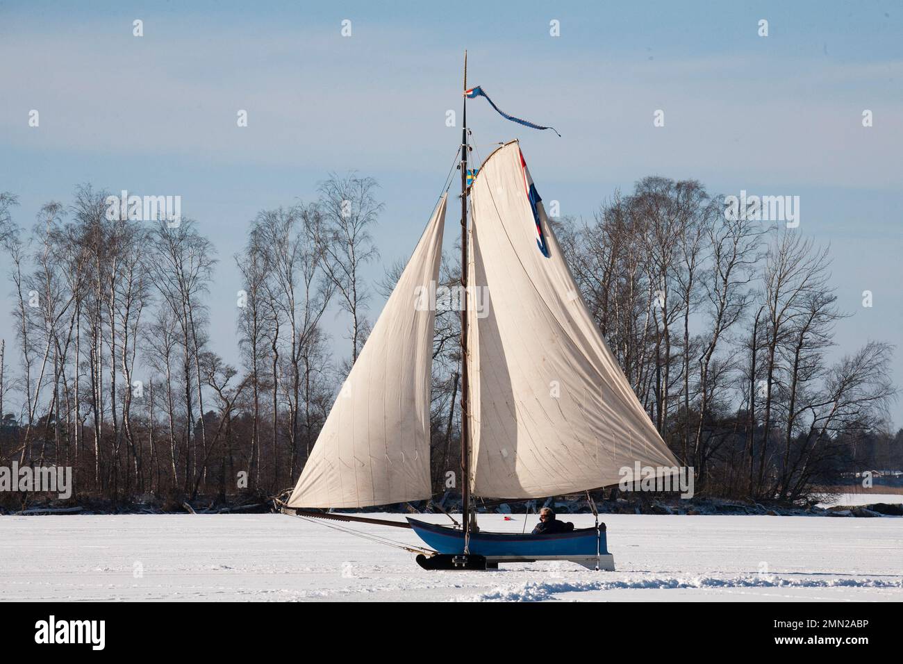 ICE BOAT dai Paesi Bassi trascorri settimane invernali sul ghiaccio di lakeHjälmaren in svedese Södermanland Foto Stock