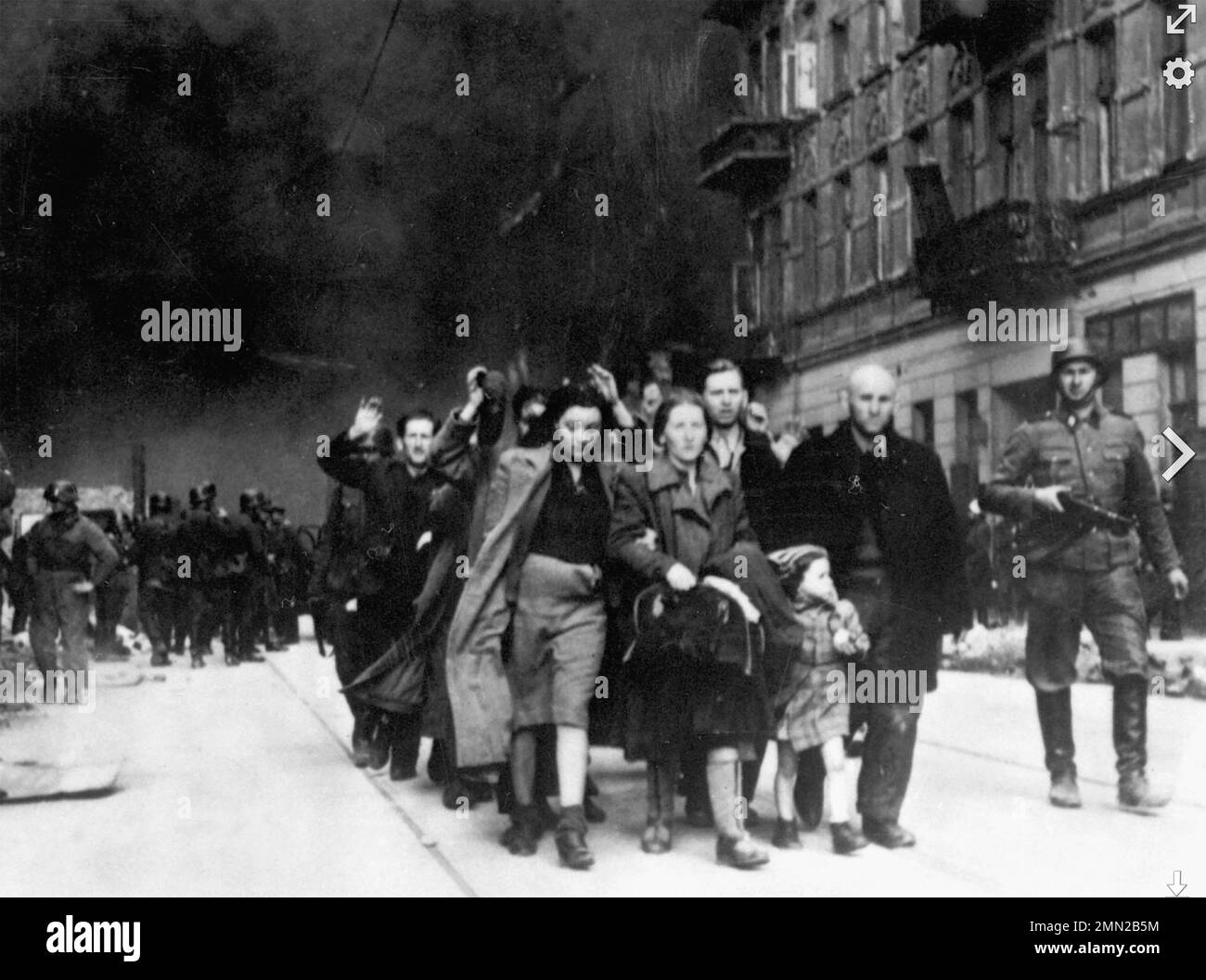 IL GHETTO DI VARSAVIA SOLLEVÒ i soldati delle SS del waffle con gli ebrei catturati in via Nowolipie nel 1943. Foto Stock