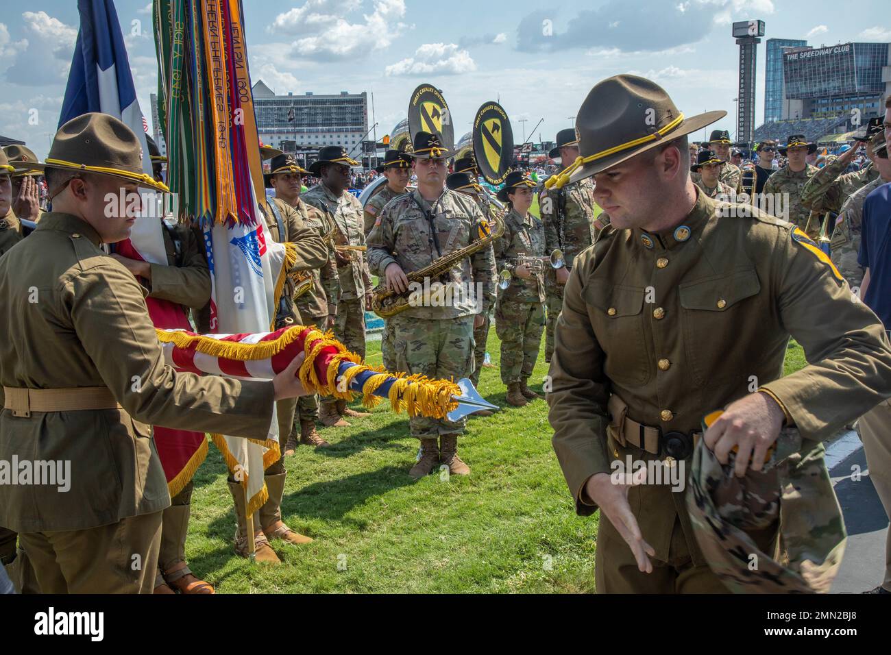 I soldati dell'esercito degli Stati Uniti assegnati alla Guardia d'onore della 1st Divisione Cavalleria svelano la bandiera degli Stati Uniti durante una cerimonia di giuramento dell'armata degli Stati Uniti all'autodromo Texas Motor Speedway di Fort Worth, Texas, 25 settembre 2022. Venti nuove reclute dell'Esercito hanno prestato giuramento davanti ad un pubblico di migliaia di partecipanti alla gara NASCAR. La cerimonia è stata accompagnata da un flyover e da esposizioni statiche di veicoli tattici dell'esercito degli Stati Uniti. Foto Stock