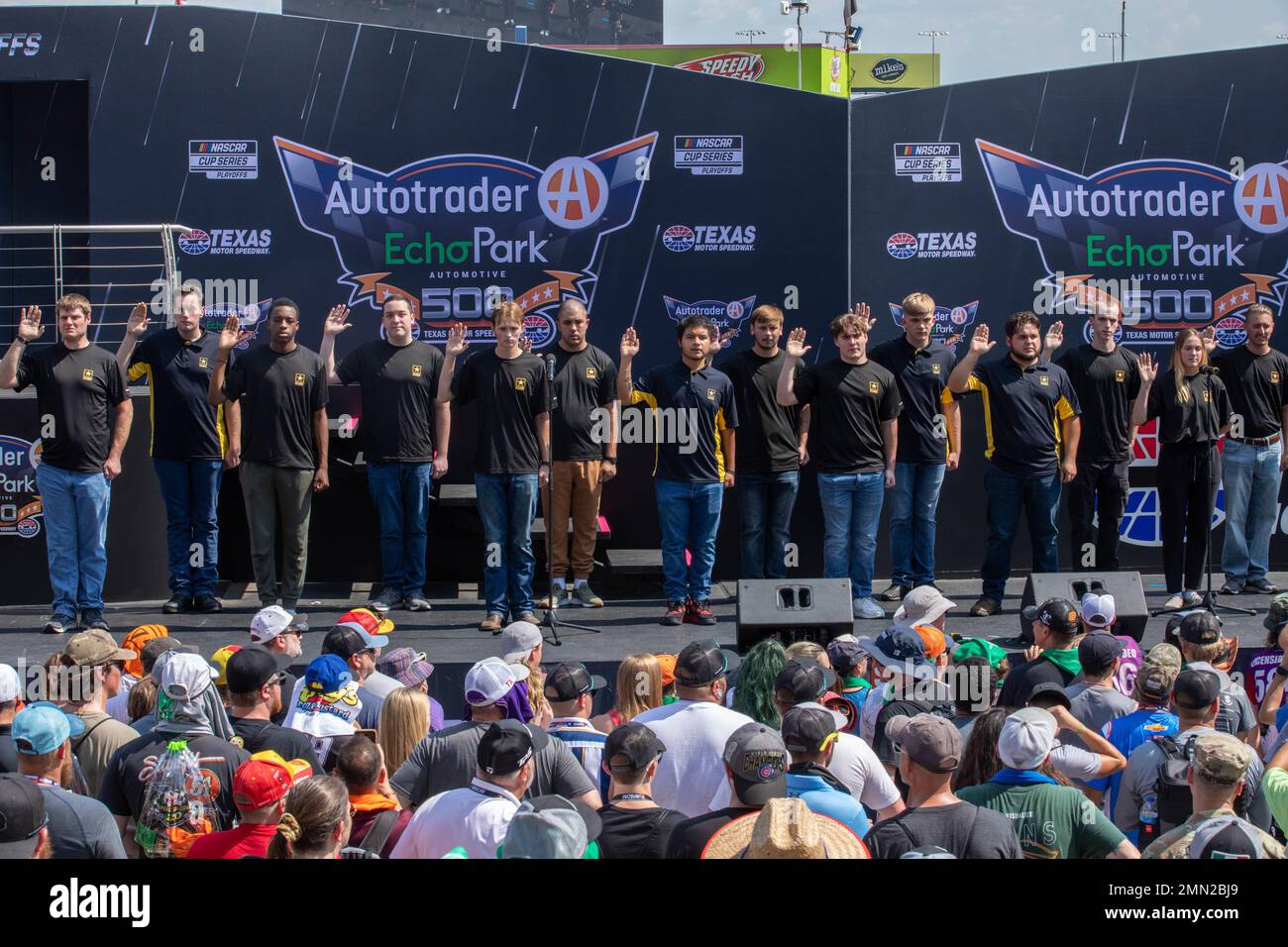 I futuri soldati dell'esercito americano prendono il giuramento di Enlistment all'autodromo del Texas a Fort Worth, Texas, 25 settembre 2022 davanti alla corsa di serie della tazza di NASCAR. La cerimonia è stata accompagnata da un flyover e da esposizioni statiche di veicoli tattici dell'esercito degli Stati Uniti. Foto Stock