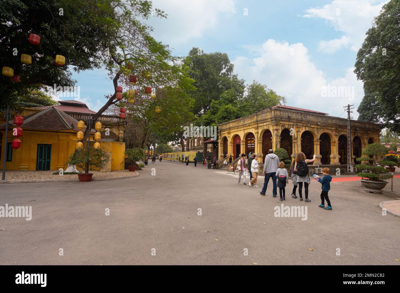 Hanoi, Vietnam, gennaio 2023. Vista dei toruisti all'interno della cittadella imperiale di Thăng Long, Foto Stock